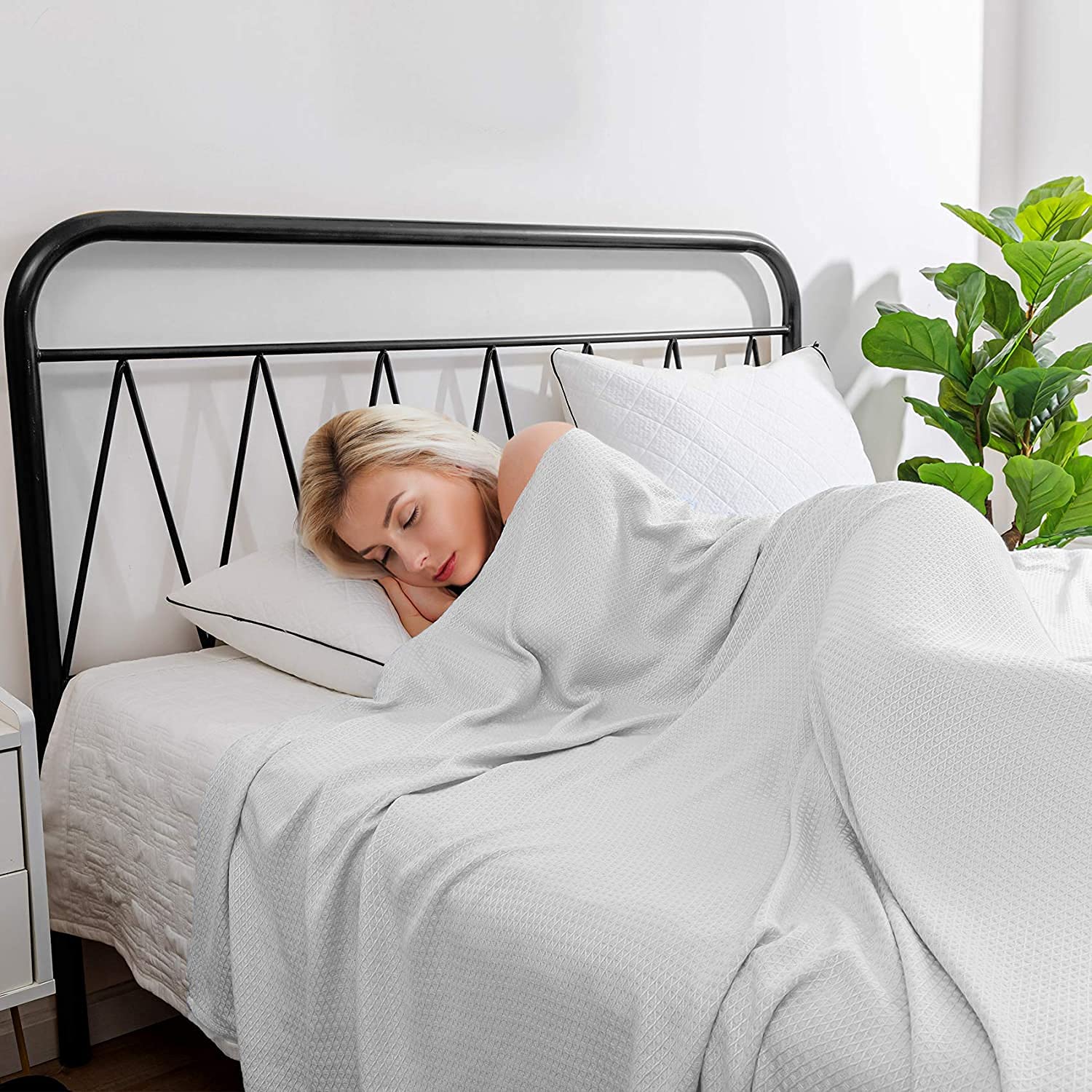 Hughapy Cooling Blanket, Twin Size 100% Bamboo Blanket for Hot Sleepers, Ultra-Cool Blanket Absorbs Body Heat to Keep Cool on Warm Night, All-Season Bed Couch Travel Blankets (59x79 inch, Grey)