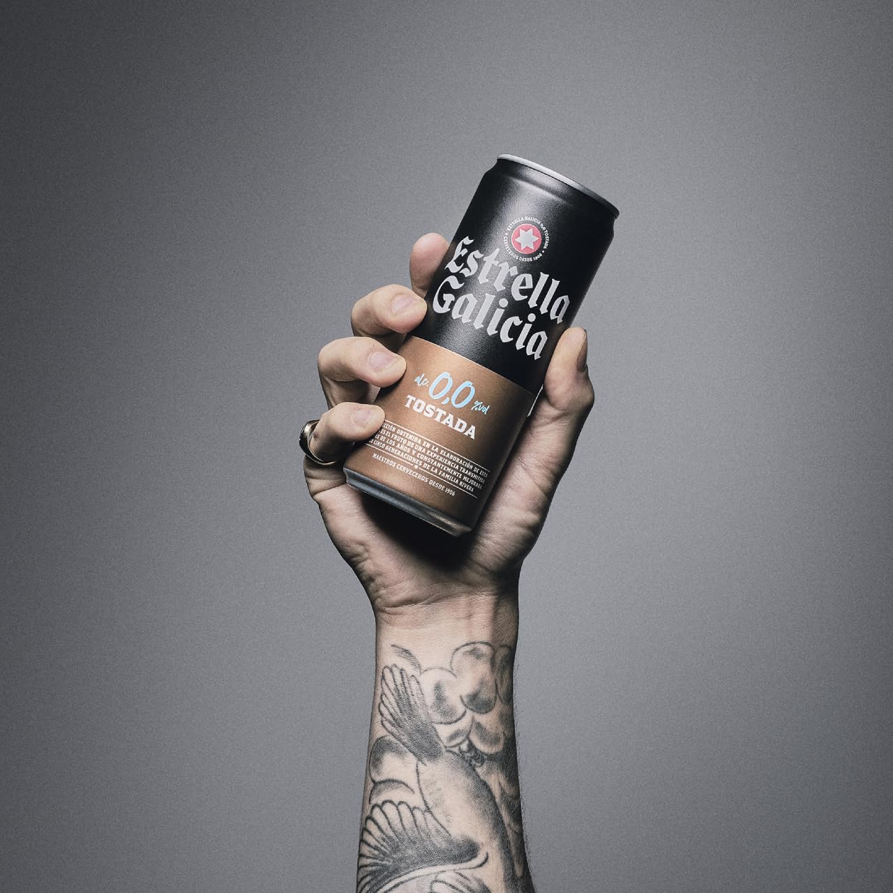 Estrella Galicia 0,0 Tostada - Cerveza Lager sin Alcohol, Pack de 24 Latas x 33 cl, Sabor y Aroma Tostado y Equilibrado, 0% Volumen de Alcohol