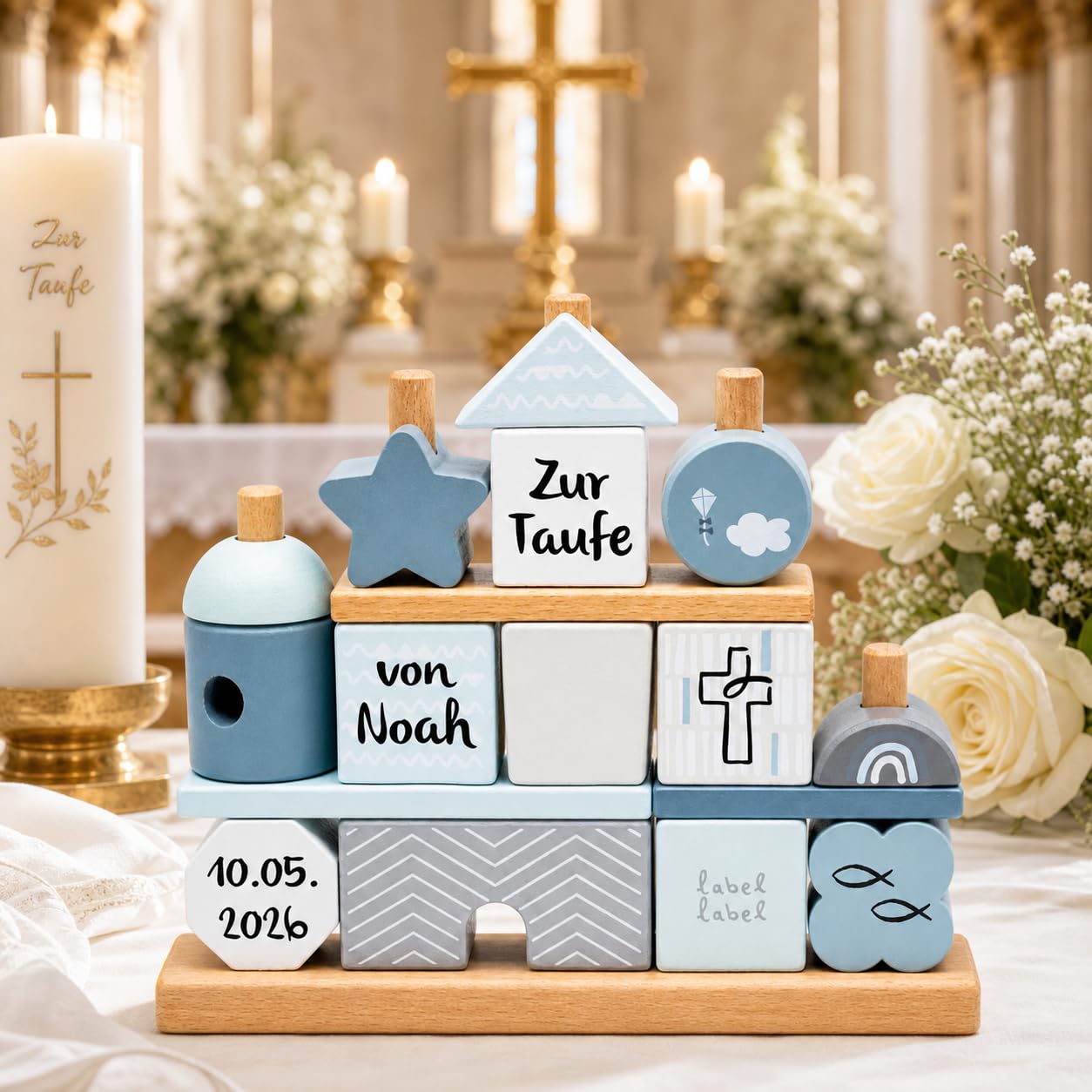 Personalisierbares Holz-Taufhaus Blau – fördert Feinmotorik & Vorstellungskraft – für Kinder ab 18 Monaten – personalisiert mit Namen und Taufdatum – Label Label