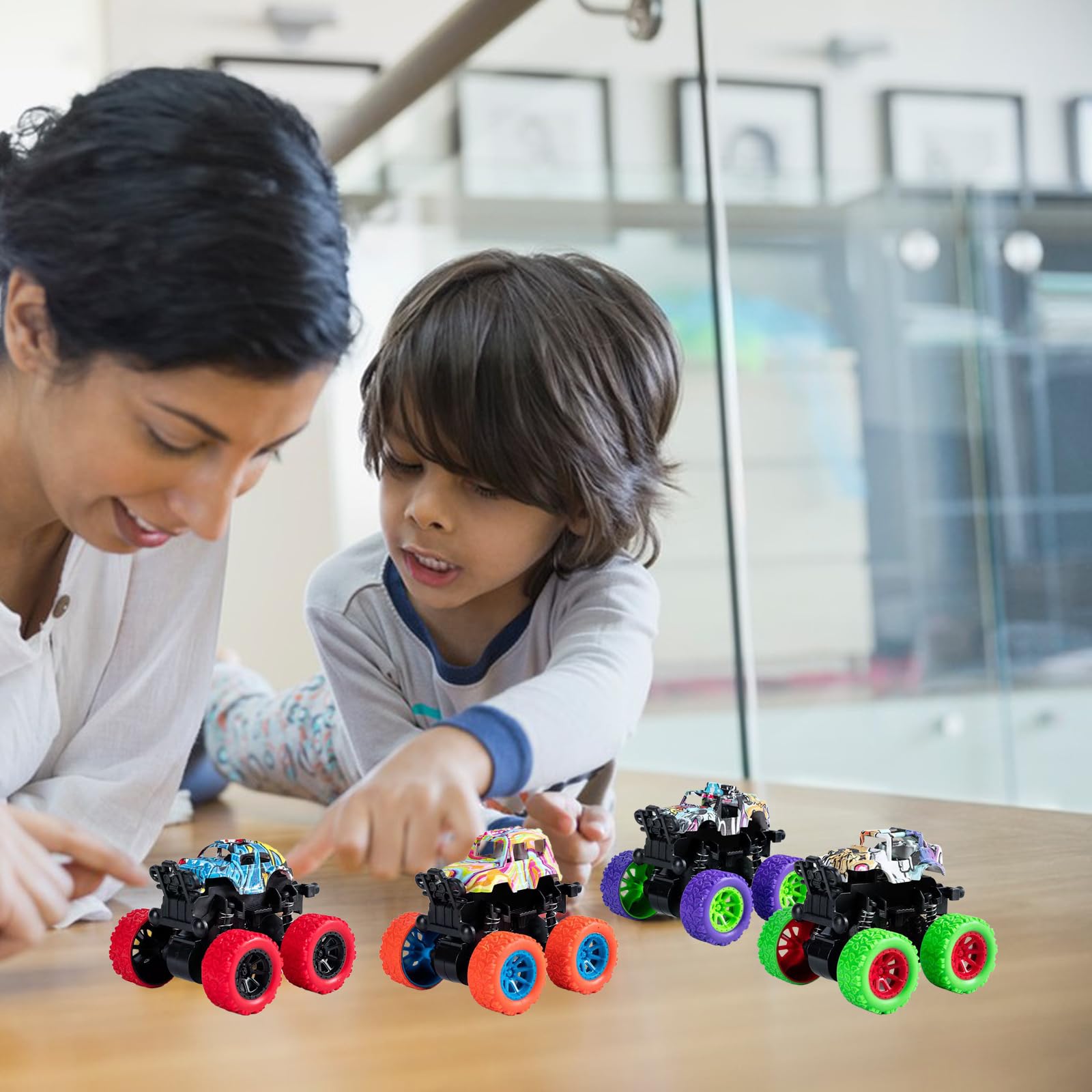 4pcs Camion Fuoristrada Giocattolo Monster Truck Inertia Fuoristrada con 360 Gradi Rotanti Fuoristrada Camion Giocattolo Macchine Set Macchinine per Bambini 3+ Anni