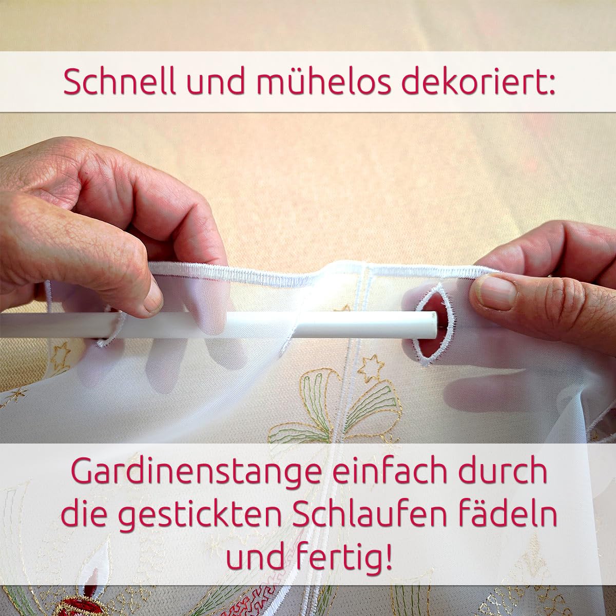 Scheibengardine Goldener Kerzenschein Vogtländische Spitze | Bestickte Winter-Kurzgardine mit Adventskerze | Klassische Bistrogardine mit rotem Weihnachtsstern | Scheibenhänger H x B 35 x 208 cm