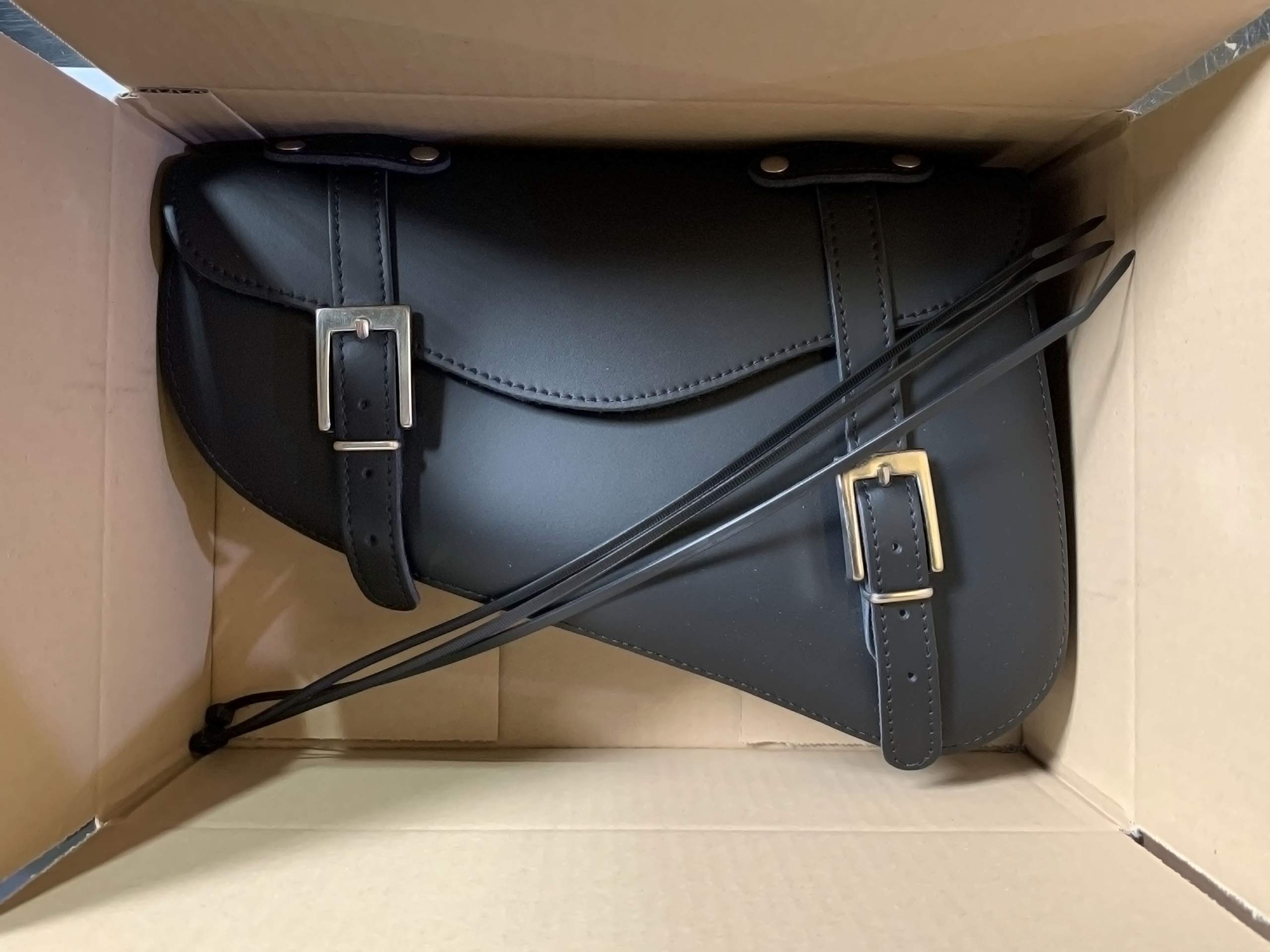 IGUANA CUSTOM - Borsa a forcellone in pelle - Specificamente per il lato sinistro della Harley Davidson Sportster - Realizzata a mano in Spagna in vera pelle
