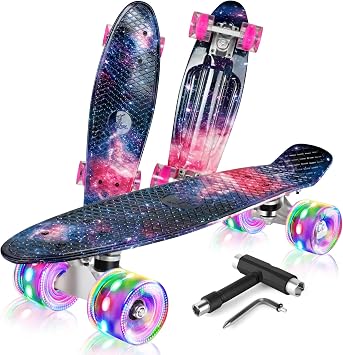 BELEEV Skateboard Cruiser Galaxy Purple 22 Pouces à Roues LED