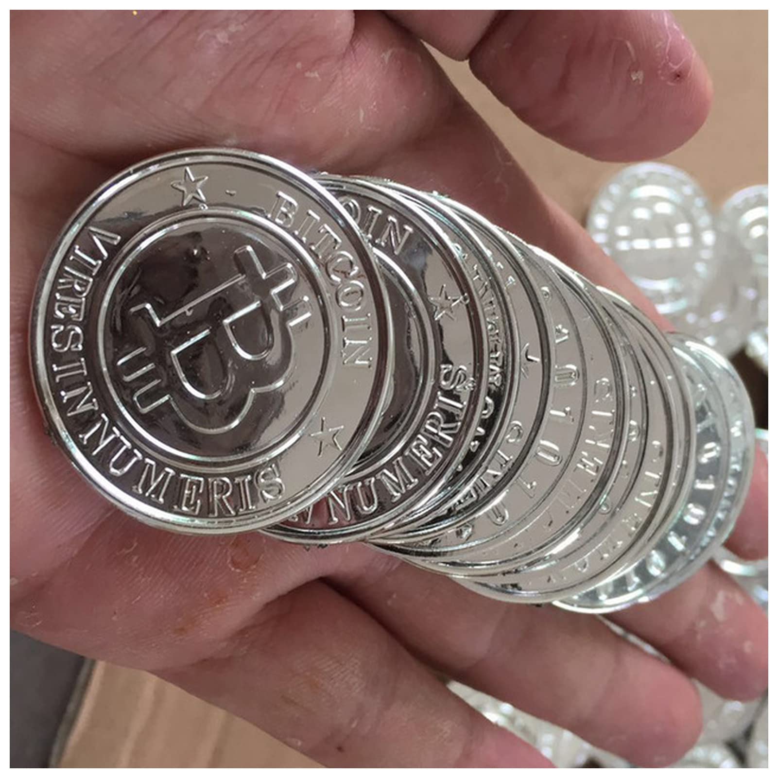 Amazon.co.jp: ゲームチップ 50pcs/セット外国貿易 ポーカーカジノチップビットコインモデルビットコインゴールドメッキシルバー39mm*2.6mm  ゲームチップ1号 (Size : Silver) : おもちゃ