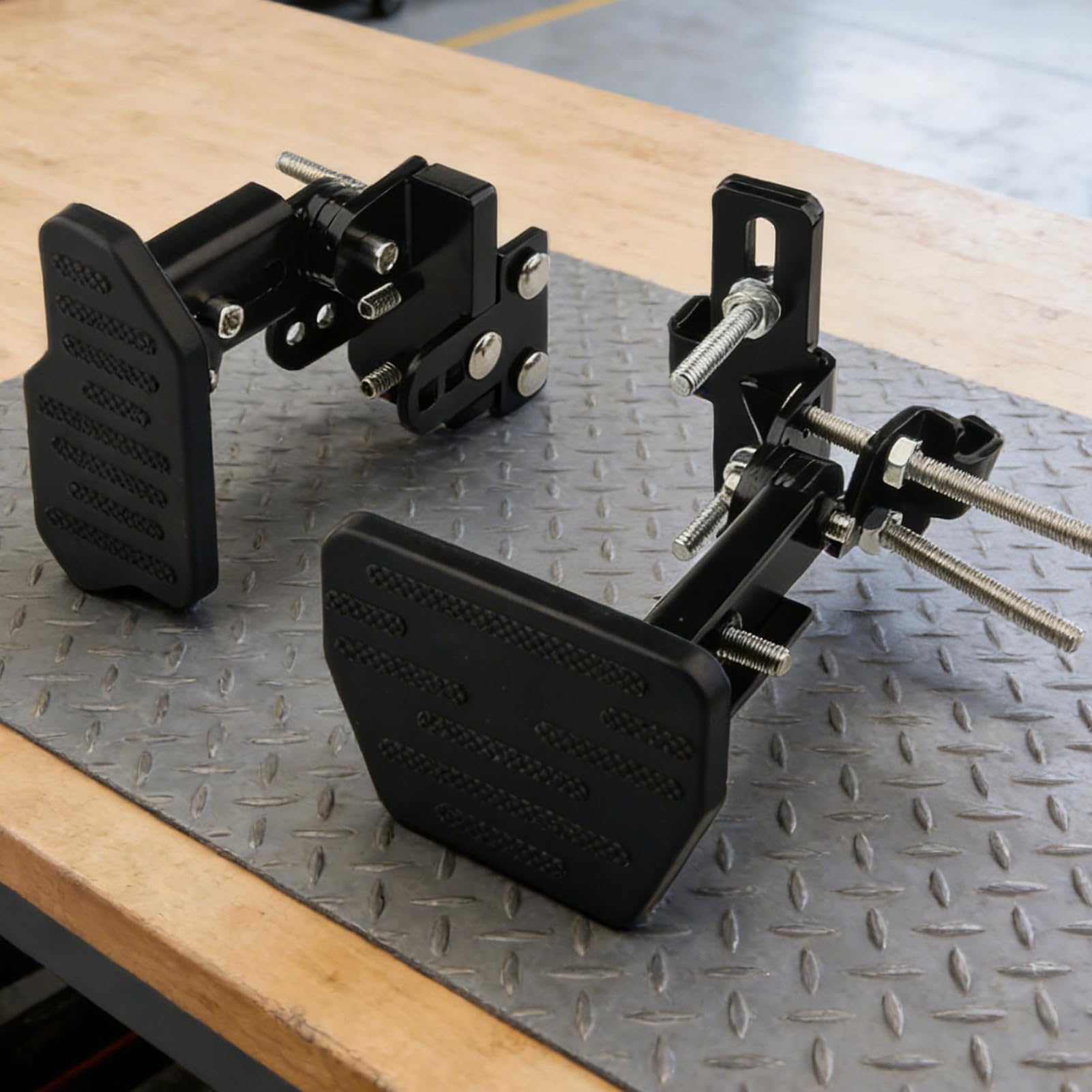 Verstellbare Brems Gaspedal Erweiterung – flexible Winkelanpassung, stabile Konstruktion für Fahrzeuge Karts Spielautos, ergonomische Fahrunterstützung, praktische Lösung für kurze Beine Fahrsicherhei