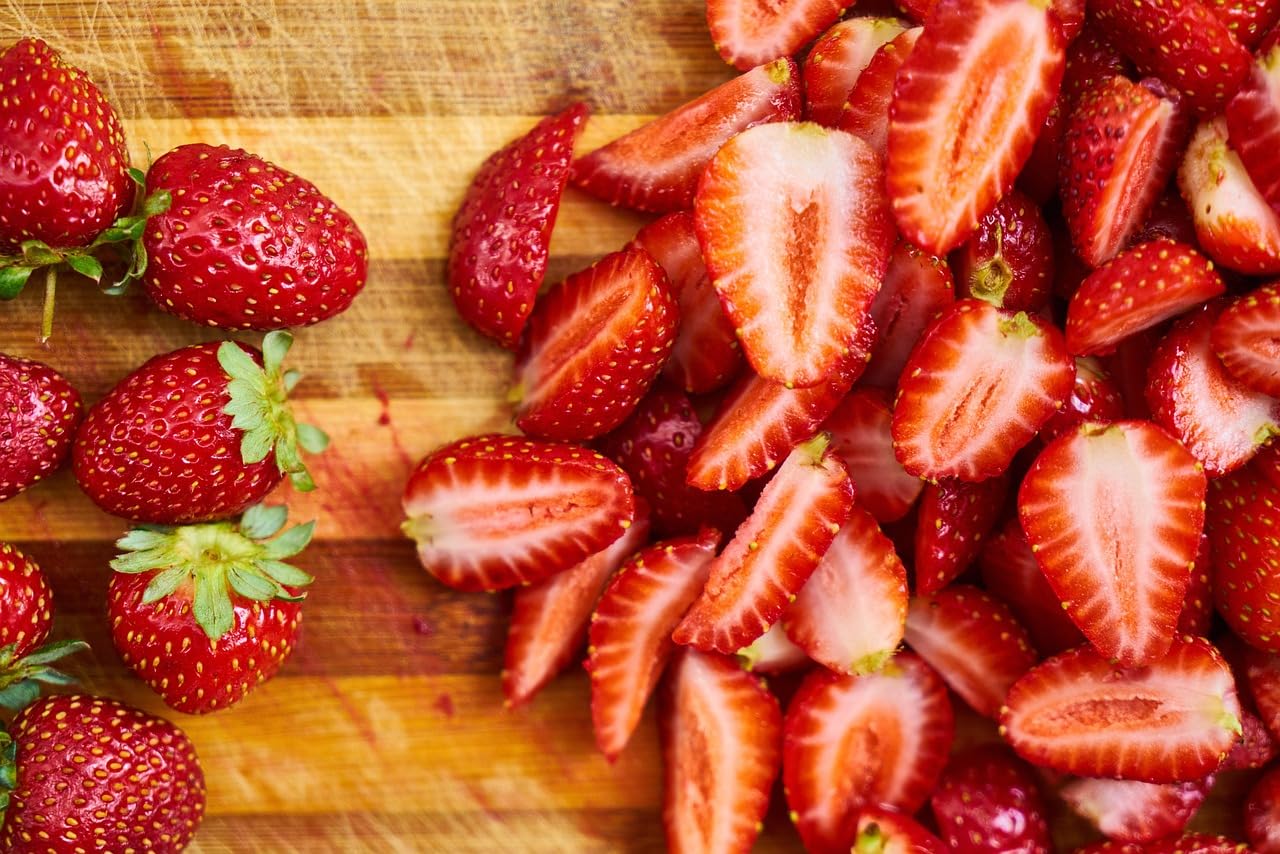 Hymor gefriergetrocknete Erdbeeren in Scheiben 4x 350g – 100% Frucht, wiederverschließbare Aufbewahrungsbox für Lebensmittel, Abfüllung in Deutschland, ideal für Porridge, Smoothies & Müsli