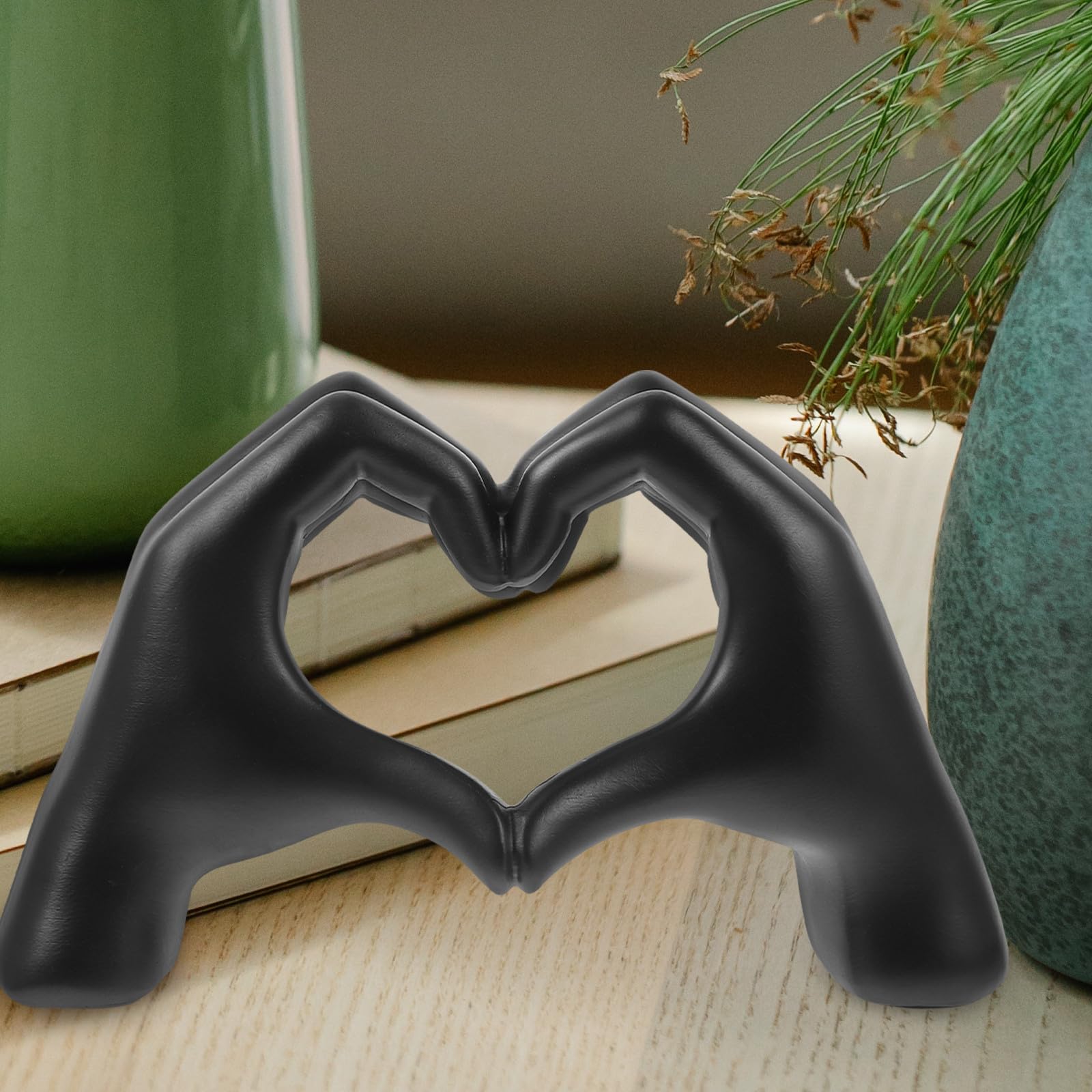 GANAZONO Scultura da Tavolo a Forma di Cuore Gesto della Mano in Resina Nera, Resistente e Robusta, Decorazione Elegante per Interni e Scrivania