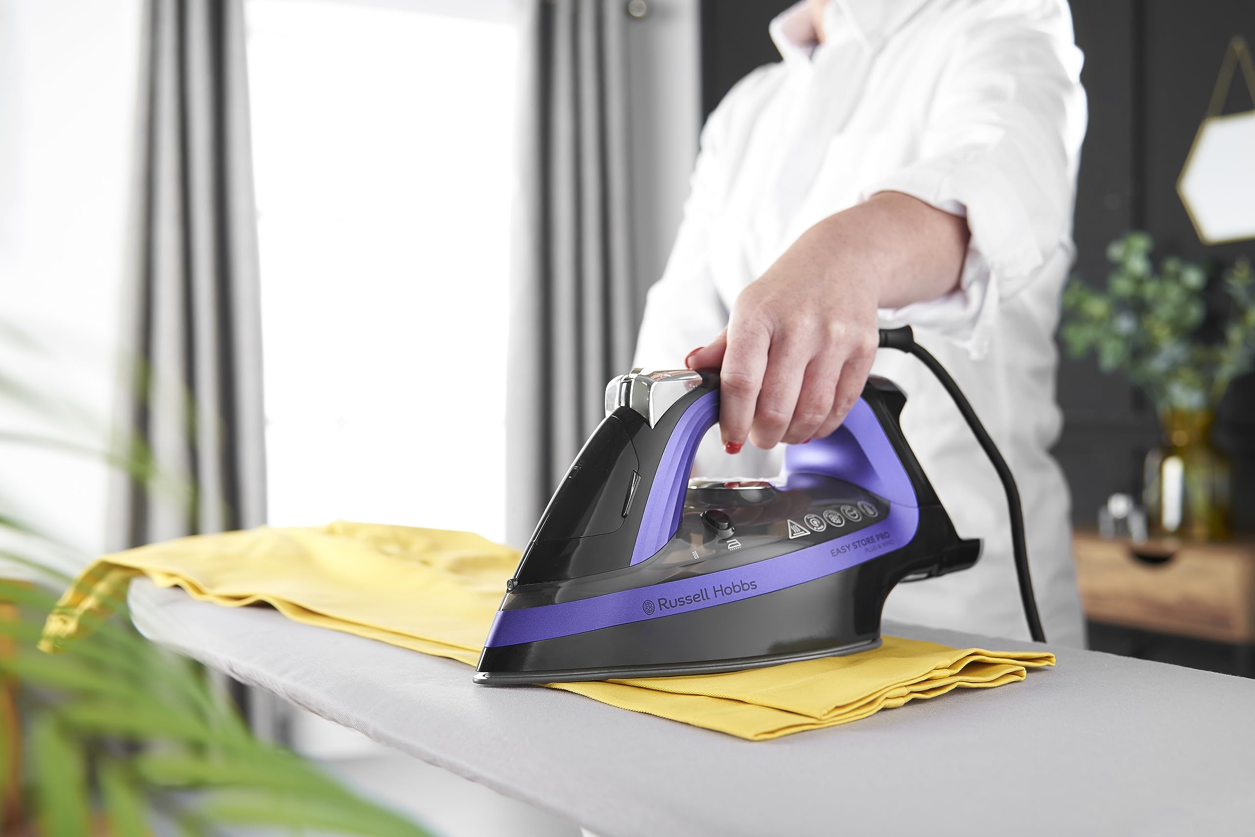 Russell Hobbs Plancha de Ropa Easy Store PRO, Cable Enrollable y Clavija se Encaja en Base para Guardar, 2400 W, Suela Cerámica, Golpe Vapor 200 g, Ajuste Automático Temperatura según Tejido,26731-56