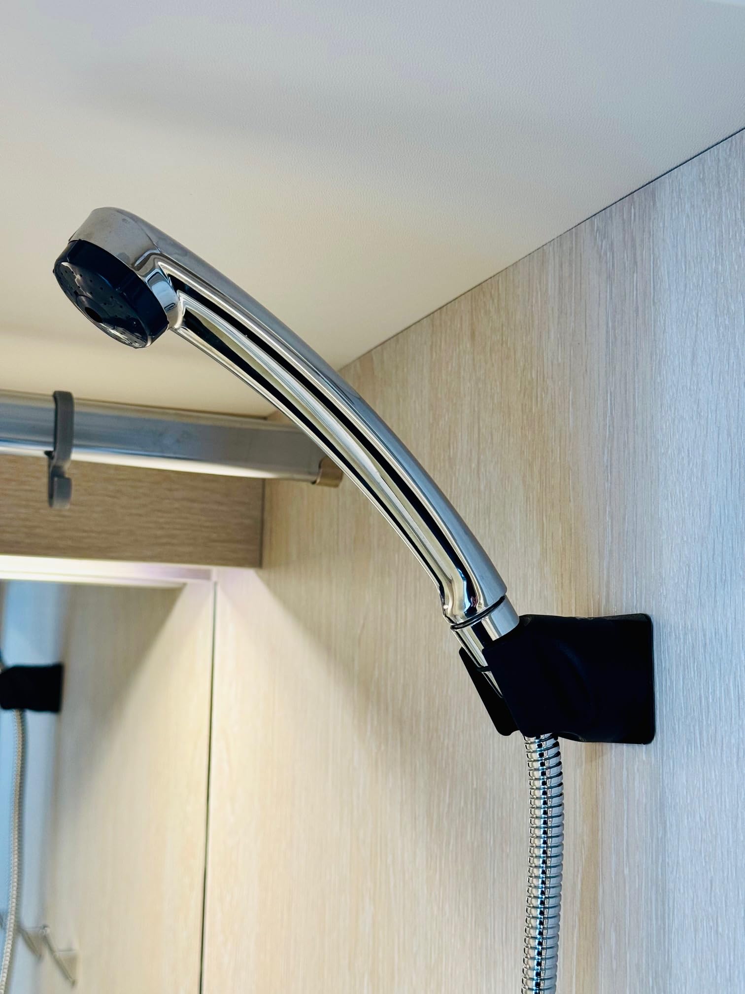 Supporto magnetico per doccia Basic, supporto per doccia con magnete e cuscinetto adesivo in metallo, ideale per campeggio, camper, furgone, caravan, caravan
