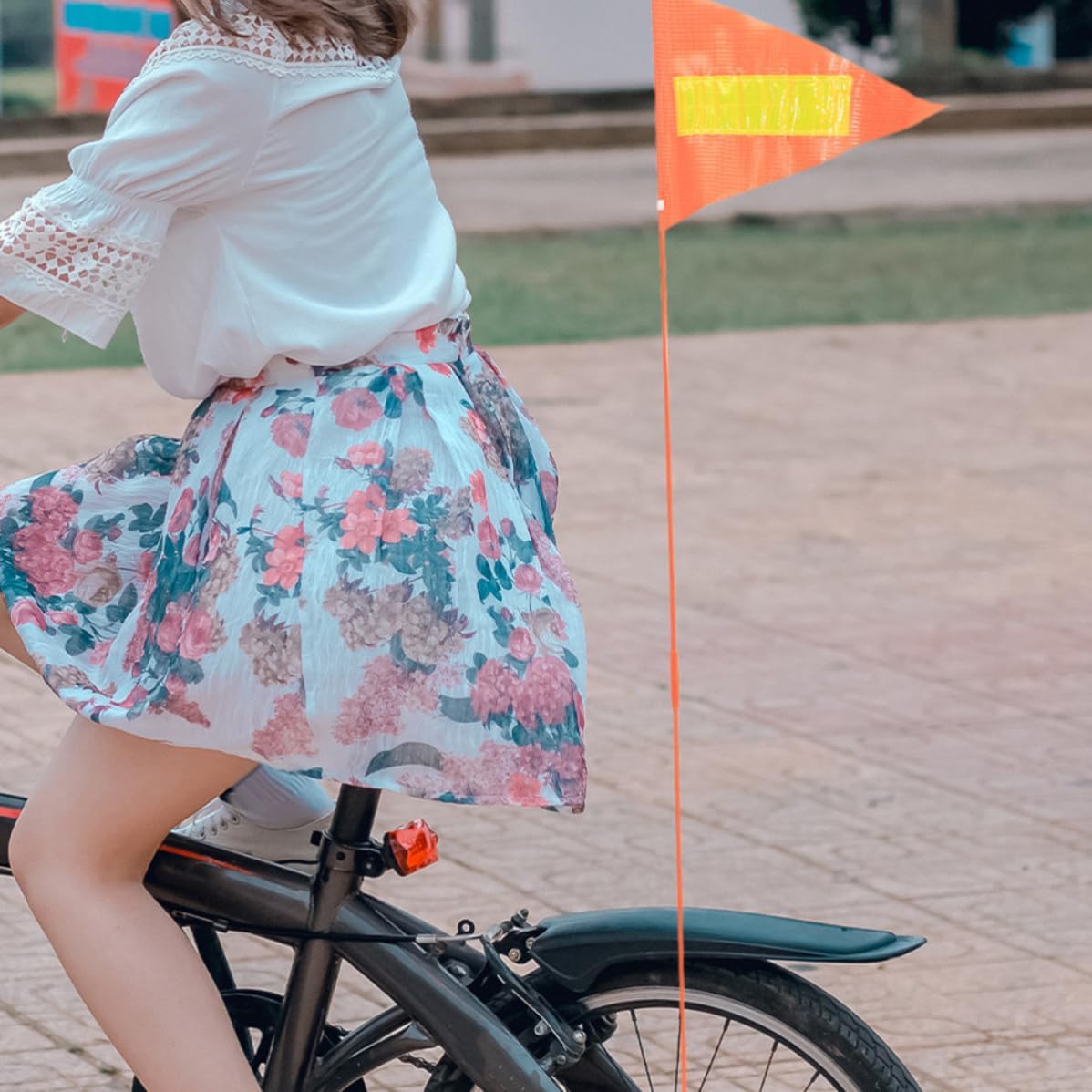 TEHAUX 2pcs Bike Safety Flags with Pole, Adjustable Pvc Bicycle Flags for Mountain Bikes, Enhancing Safety during Riding Scenarios and Outdoor Rides