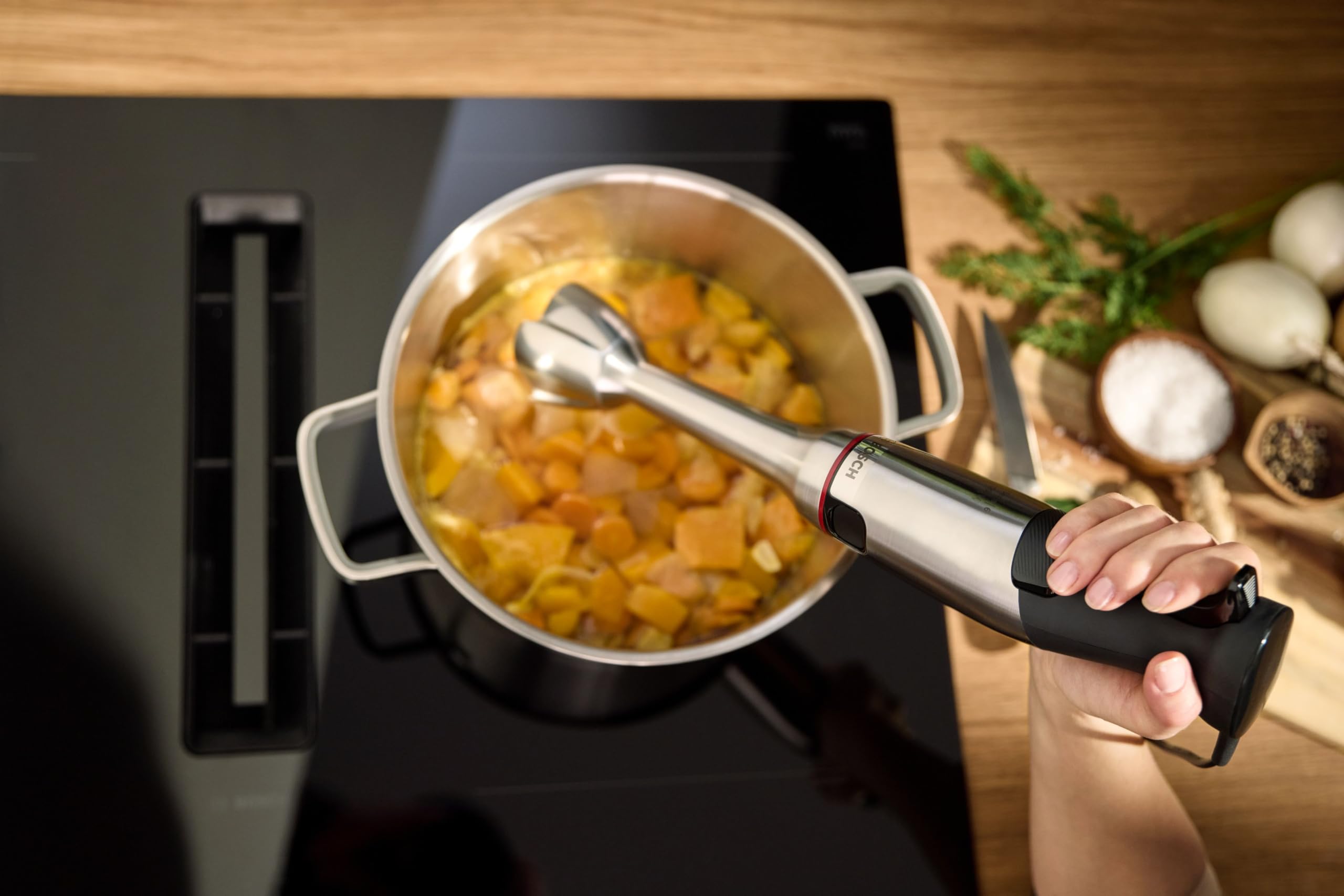 Bosch Stabmixer ErgoMaster Serie 6, mit Mixbecher, 4 Edelstahlklingen, verschleißfreie Keramikkupplung, langlebig, Luftkühlung, leistungsstark, 1200W, MSM6M810
