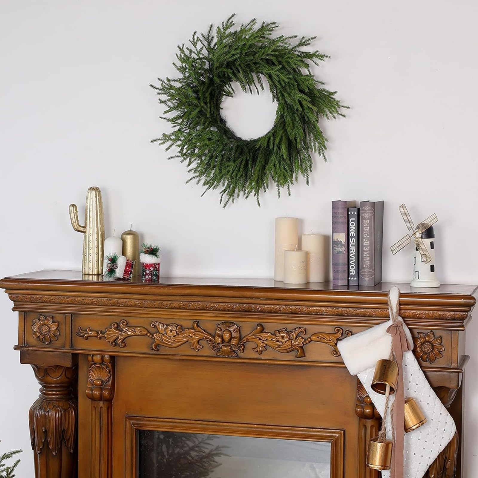 Corona di Pino Norfolk Real Touch - 24 "Natale Artificiale Ghirlanda di Pino Finto Verde per La Porta D'ingresso, Muro, Finestre, Decorazione Natalizia (Verde)