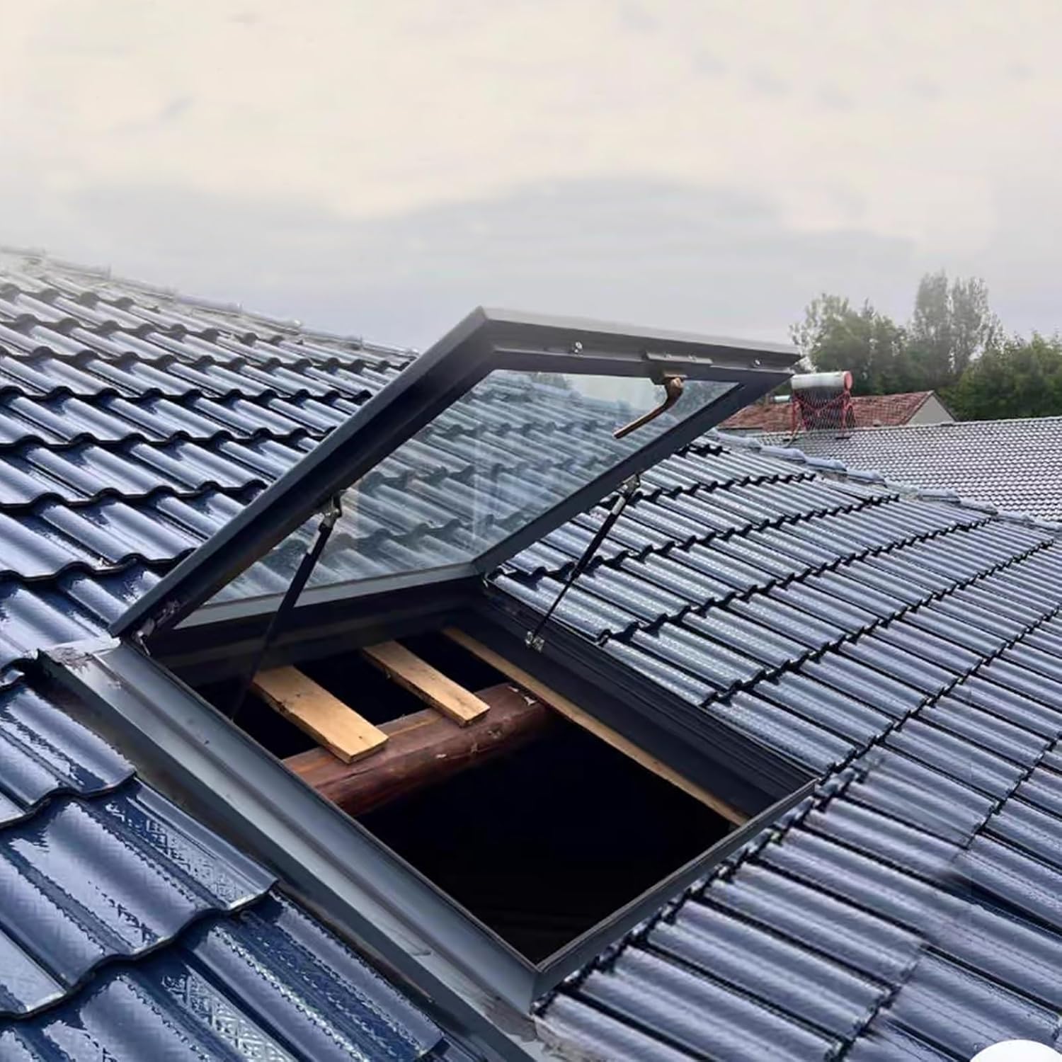 Reinforced Glass Skylight Access Door - Basement Daylighting, Flush Mount Roof Hatch with Aluminum Frame (LxW: 55x80cm / 21.7x31.5in) for Enhanced Security & Natural Light