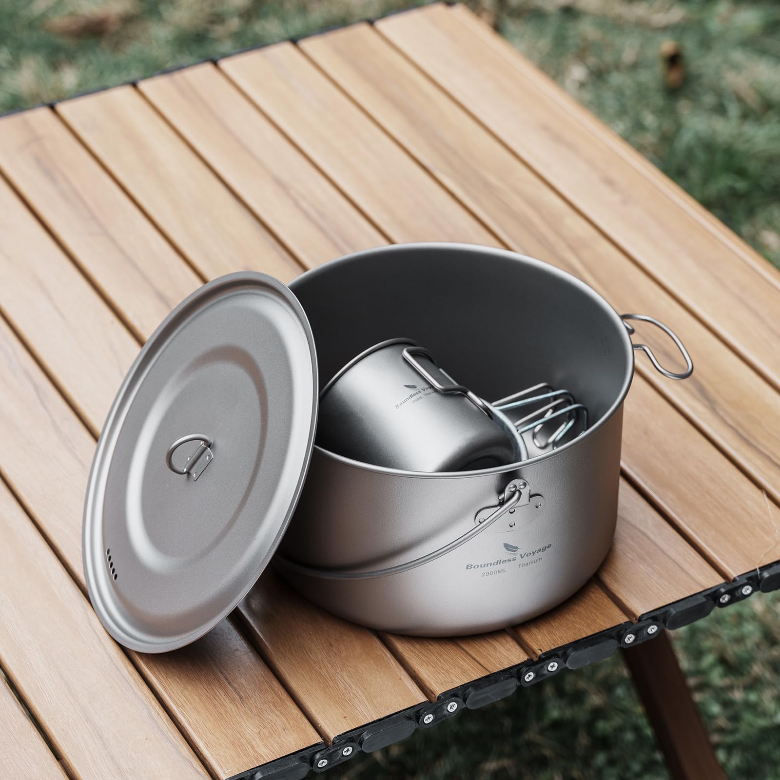 iBasingo 2.9L Titan Hängender Topf mit Großer Kapazität Camping Schüssel Leichte Outdoor Kochgeschirr Koch Mess Kit mit Klappgriff Küchen Utensilien für den Außenbereich für 1-3 Personen Ti2045C