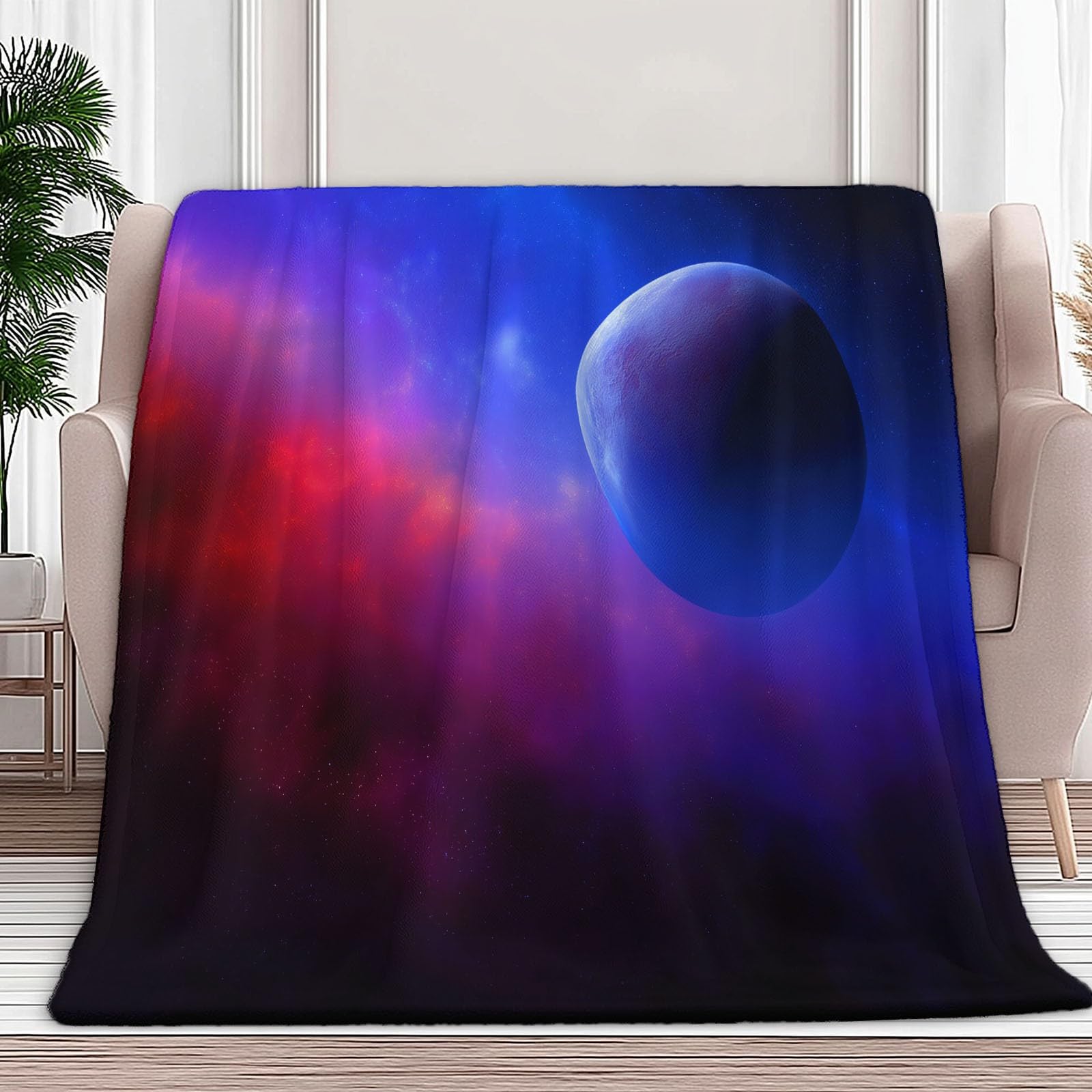 Plaid polaire galaxie pour une soirée cinéma cocooning sur le canapé du salon
