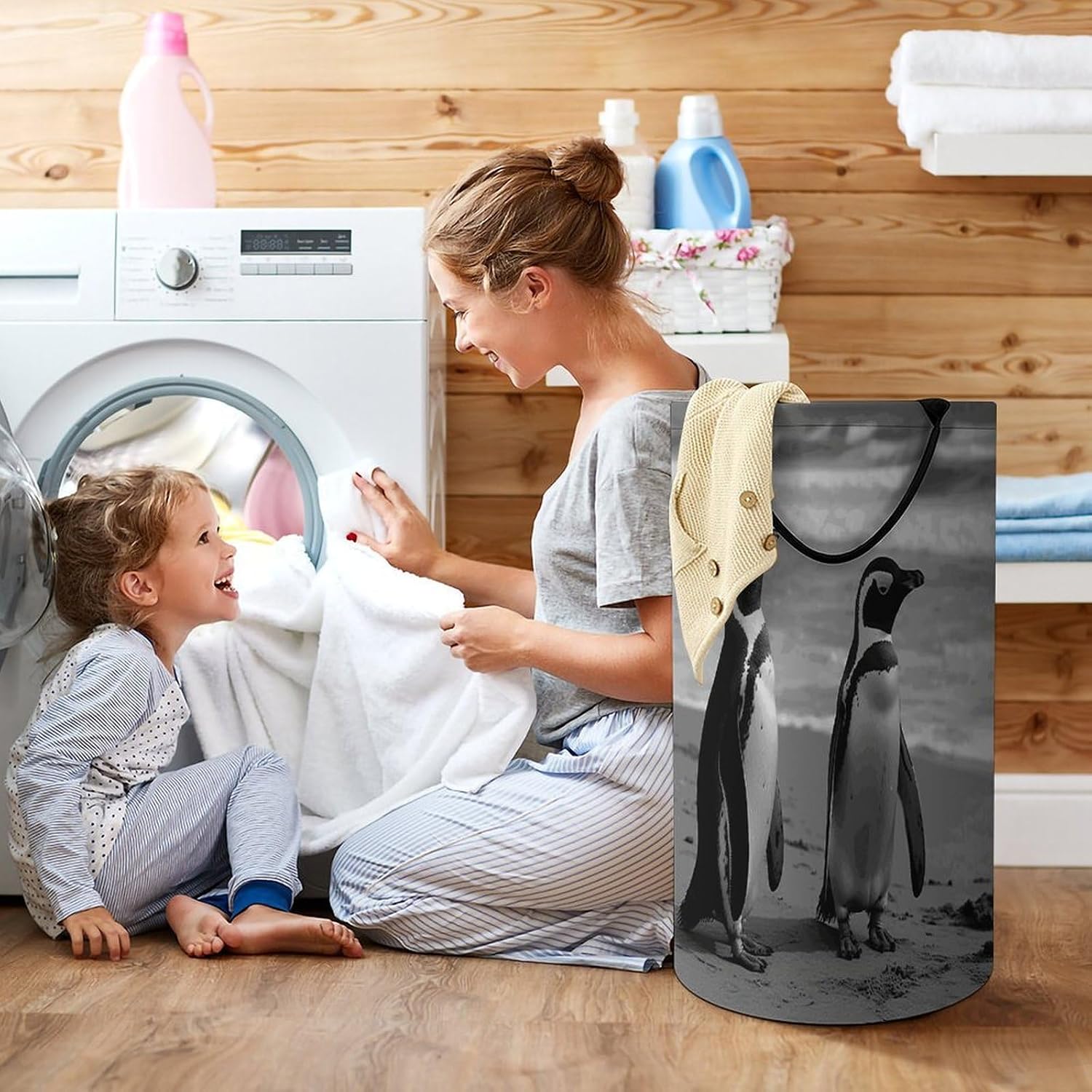 Penguin Standing on The Beach Large Capacity Laundry Baskets,Collapsible Clothes Hamper with Handles，Laundry Hampers for Bathroom,Bedroom,Towels