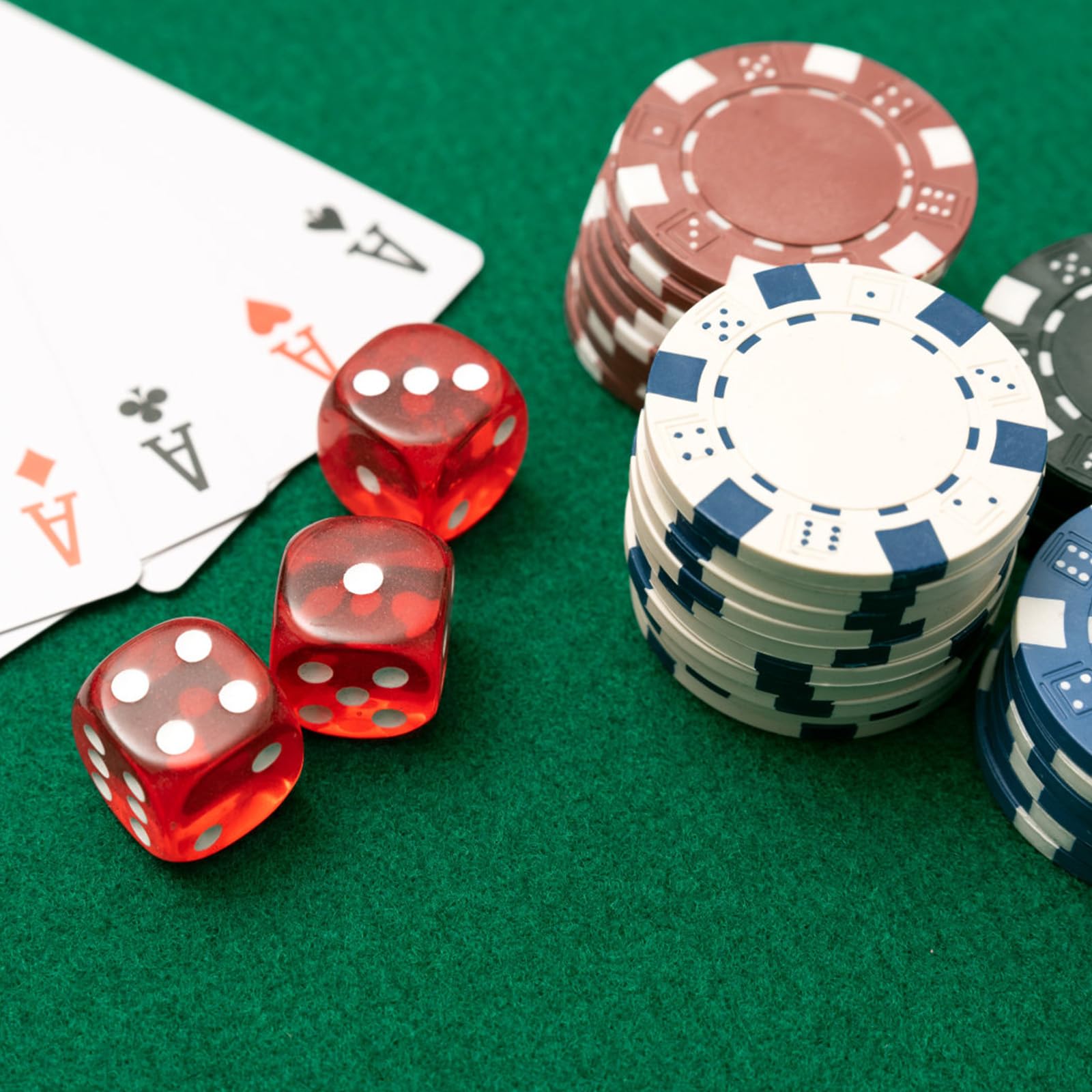 HOMASIS Set da poker con 500 chip, valigetta da poker con 2 mazzi di carte, 5 cubetti, tappetino da casinò, 3 button, custodia da poker professionale in alluminio, set completo di carte da poker per