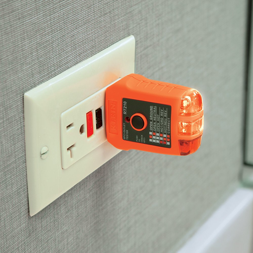 Klein Tools MM320KIT - Kit de prueba eléctrica de multímetro digital, probador de voltaje sin contacto, probador de receptáculo, funda de transporte y baterías