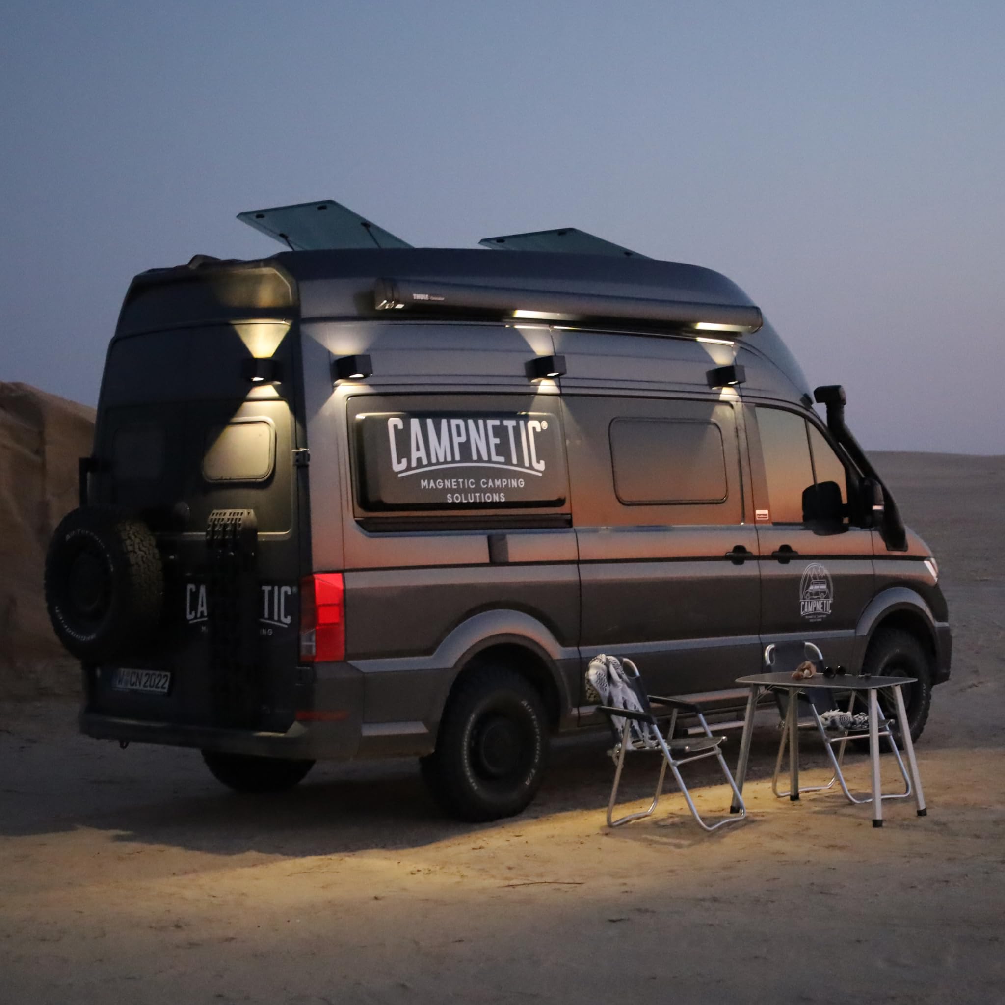 Campnetic LED Solar Ambientelicht mit Magnethalterung - 2er Set - Campingleuchte, Campinglicht - Verstellbarer Lichtkegel, Solaraufladung & 12h Laufzeit - Vanlife, Camping, Kastenwagen, Wohnmobil