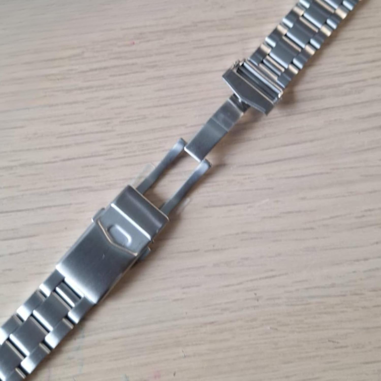 For Seiko 5sport new SKX Classic Oysters stainless steel watch band bracelet features a 2.0mm spring bar and V-Clasp double lock buckle. Curved end link perfectly fit your Seiko 5 Sports SRPD51 SRPD55 SBSA003 5KXwatches.(Modal:SK5S 01Y)