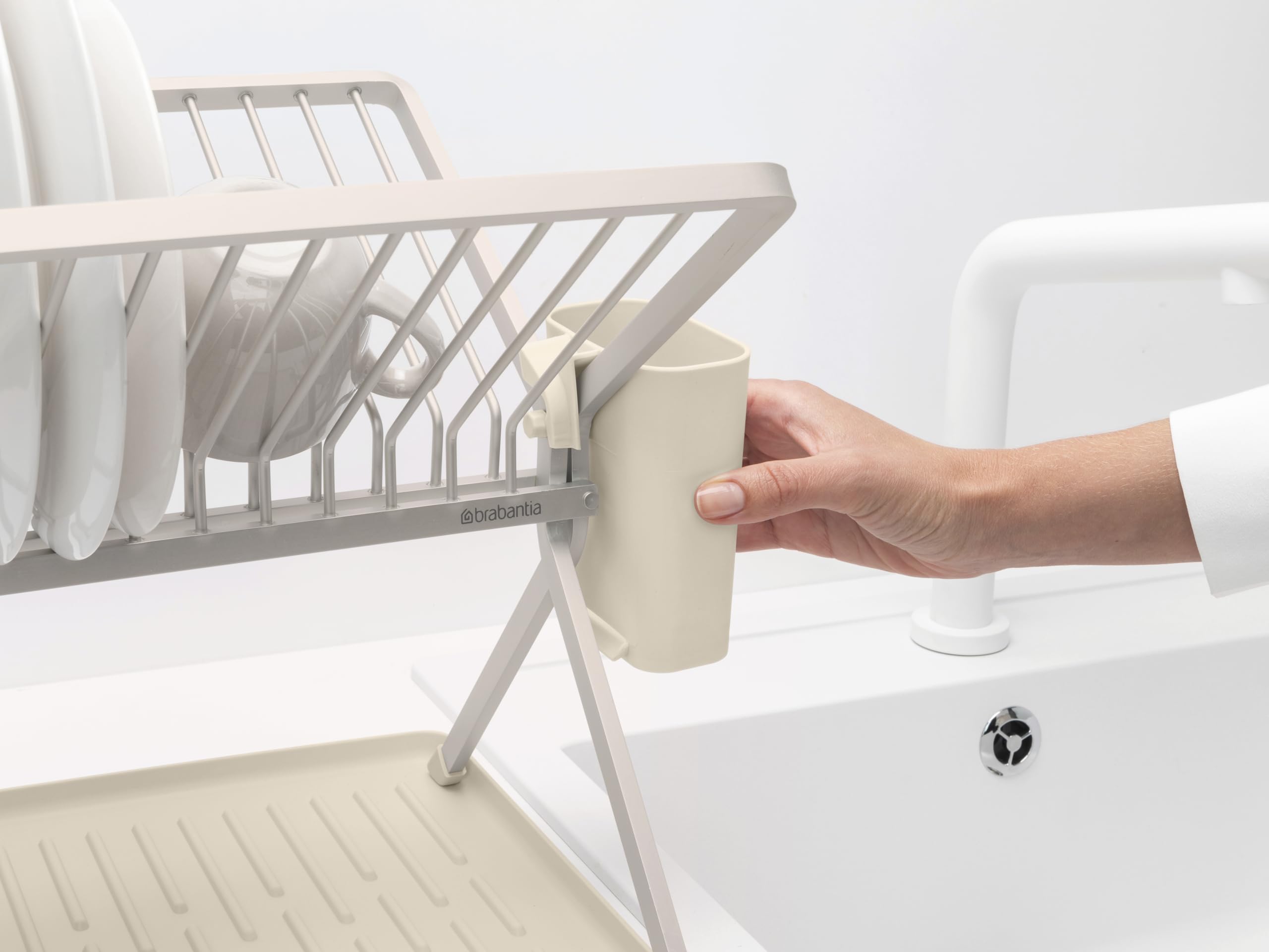 Brabantia SinkSide faltbares Geschirrabtropfgestell (Soft Beige), schlankes Abtropfgestell mit abnehmbarem Besteckkorb, vielseitige Geschirrablage für Geschirr und Küchenzubehör