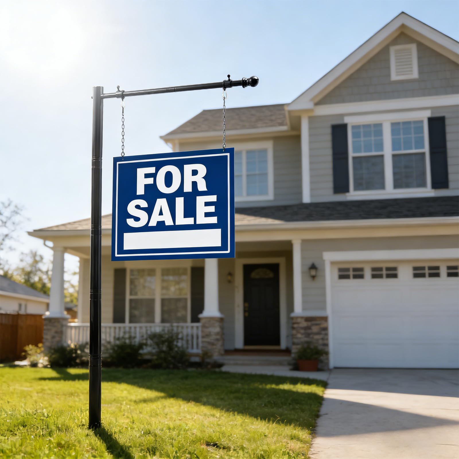 Panneaux immobiliers noirs pour valoriser les maisons à vendre et appartements en ville