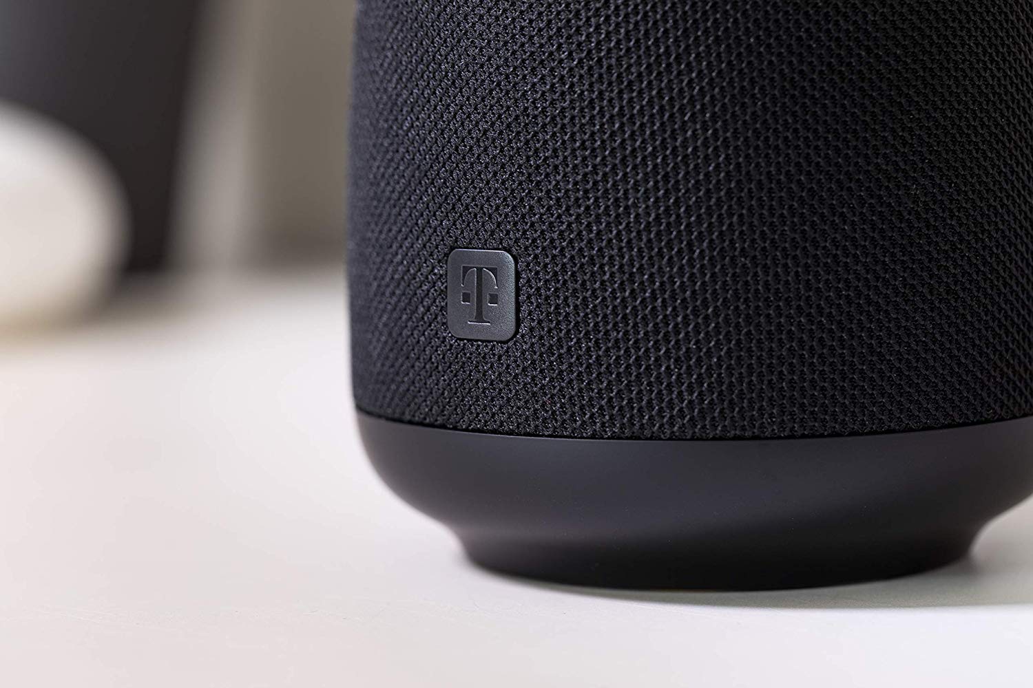 Deutsche Telekom [Nicht MEHR FUNKTIONSFÄHIG] Speaker der Telekom in schwarz | smarte Sprachsteuerung per WLAN über Lautsprecher zur Steuerung von MagentaTV & SmartHome