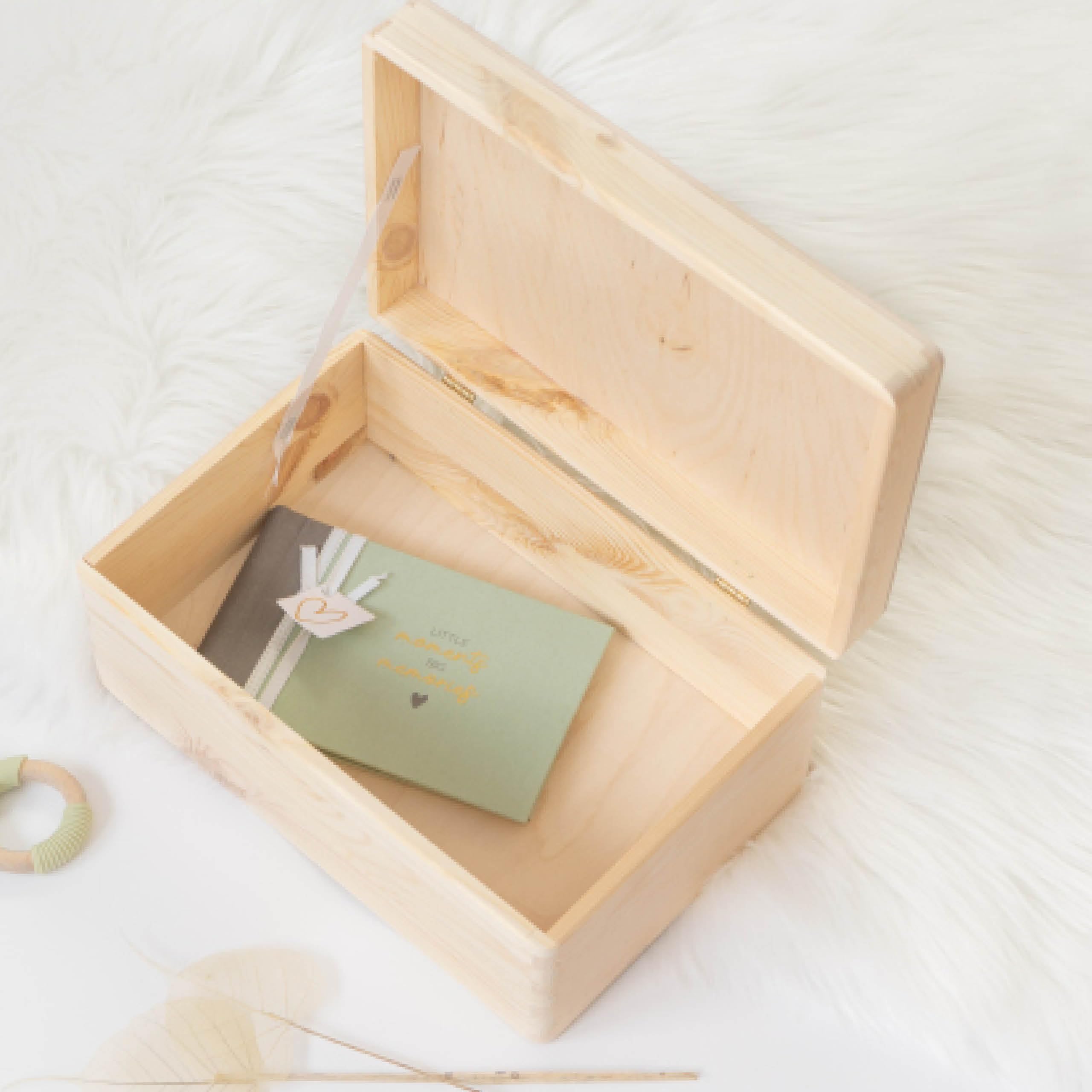 Muckelmeister Erinnerungsbox Baby Personalisiert - 30x20x14cm - UV-Druck - Individuelle Baby Aufbewahrungsbox - tolle Erinnerungskiste aus Holz - Taufgeschenk - Geschenke zur Geburt - Löwe