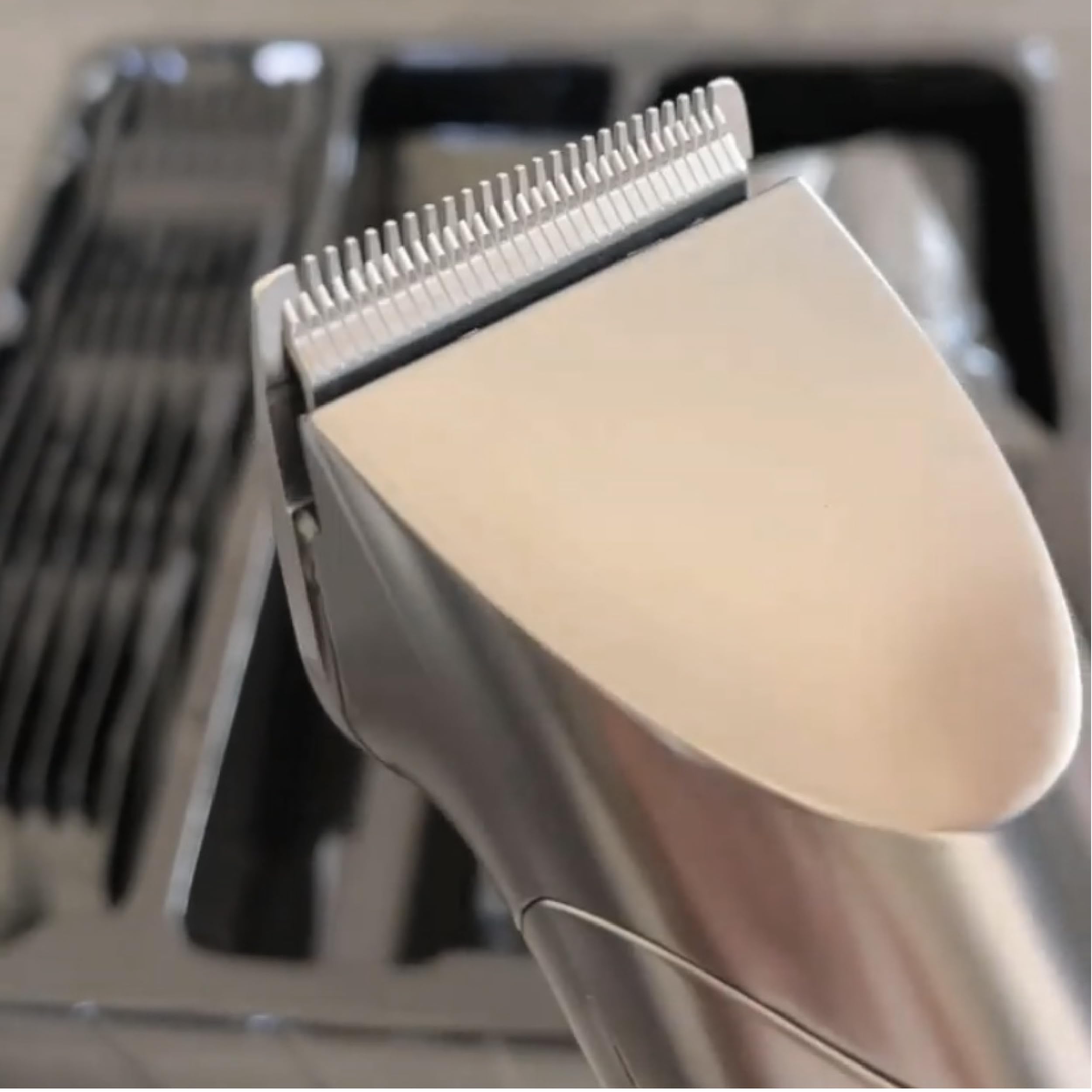 Jean Louis David - Cortapelos Infinite Styler 4 en 1 - Cuchillas Anchas 37 mm - Cabeza, Nariz, Orejas - Peine Ajustable 10 Alturas - Preciso para Barba, Bigote y Cabello - Uso Inalámbrico