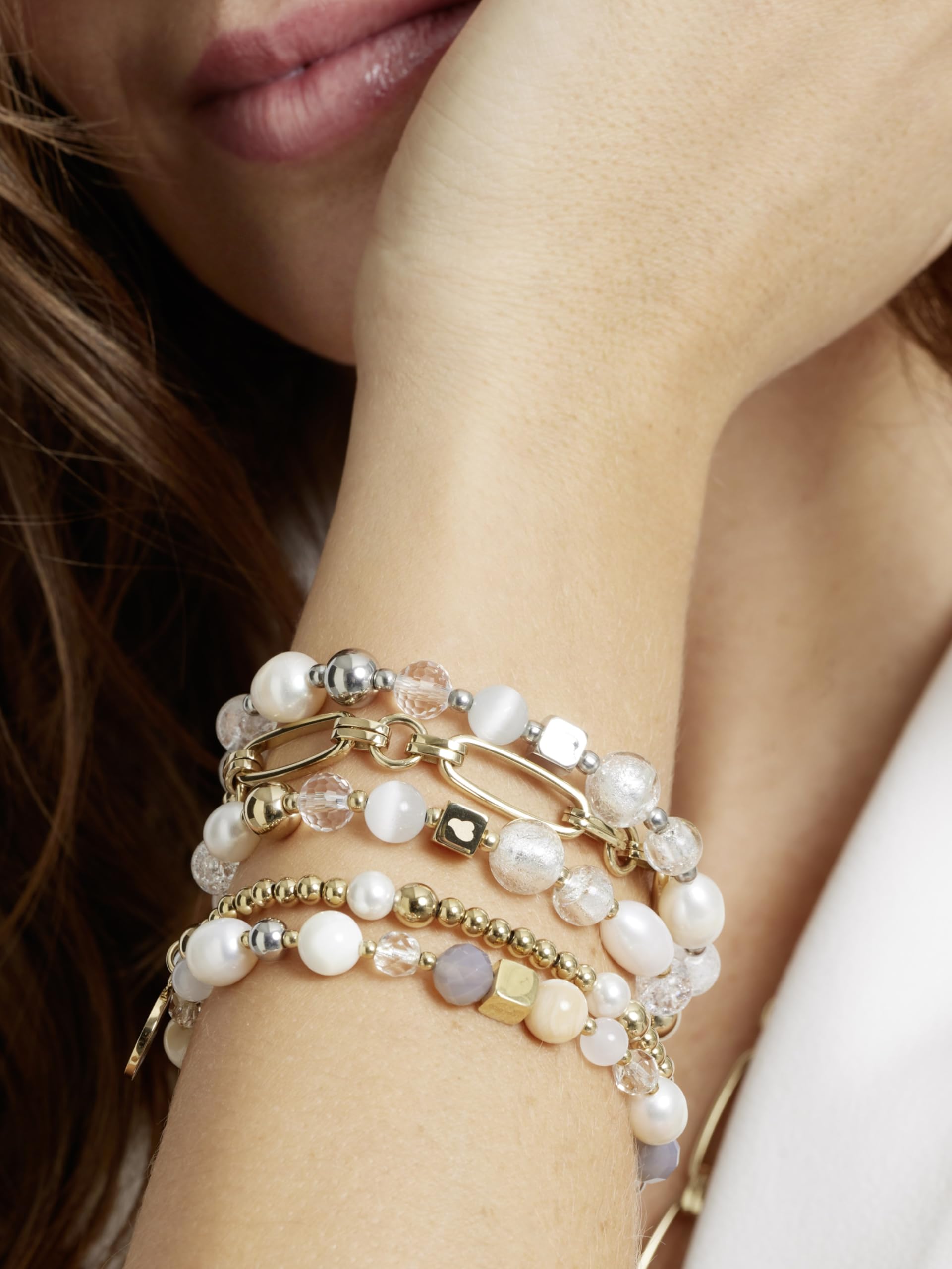 JEWELS BY LEONARDO Armband Hope • elastische Arm-Kette aus goldfarbenem Edelstahl • Perlen Arm-Schmuck mit Anhänger, Süßwaser-, Achat- und Muschel-Perlen • 20,5 cm Länge • Geschenk Damen • 022633