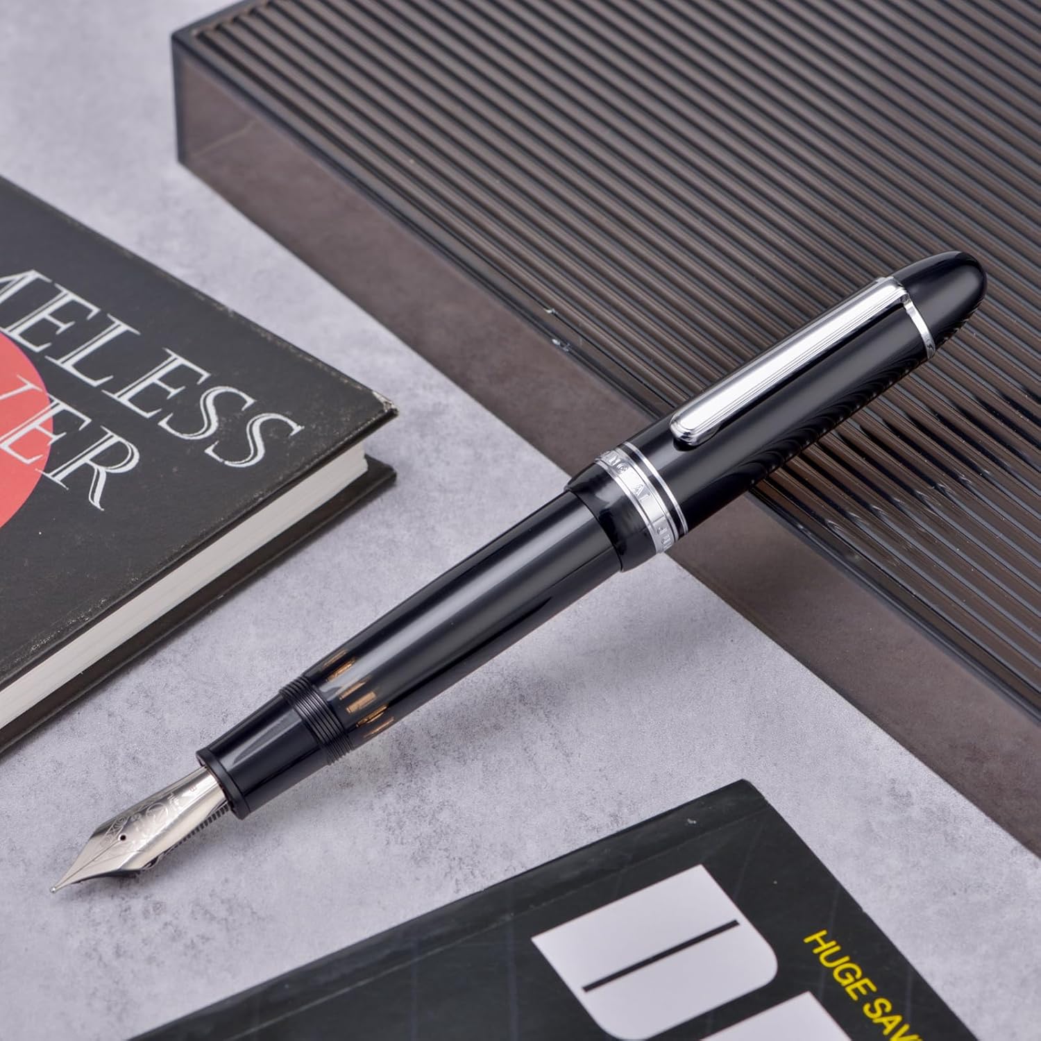 Yongsheng Junlai 930 アクリル万年筆 サイズ9 ミディアムペン先 ピストン充填システム付き ピアノブラックフェン