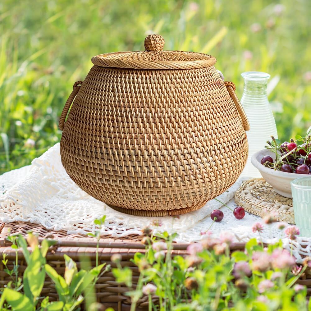 Rattan Tea Basket with Lid Round Storage Bin Organizer Hand Woven Serving Bowl Basket Natural Jar Wicker Pot Caddy for Coffee Candy Tea Snack Home Decoration