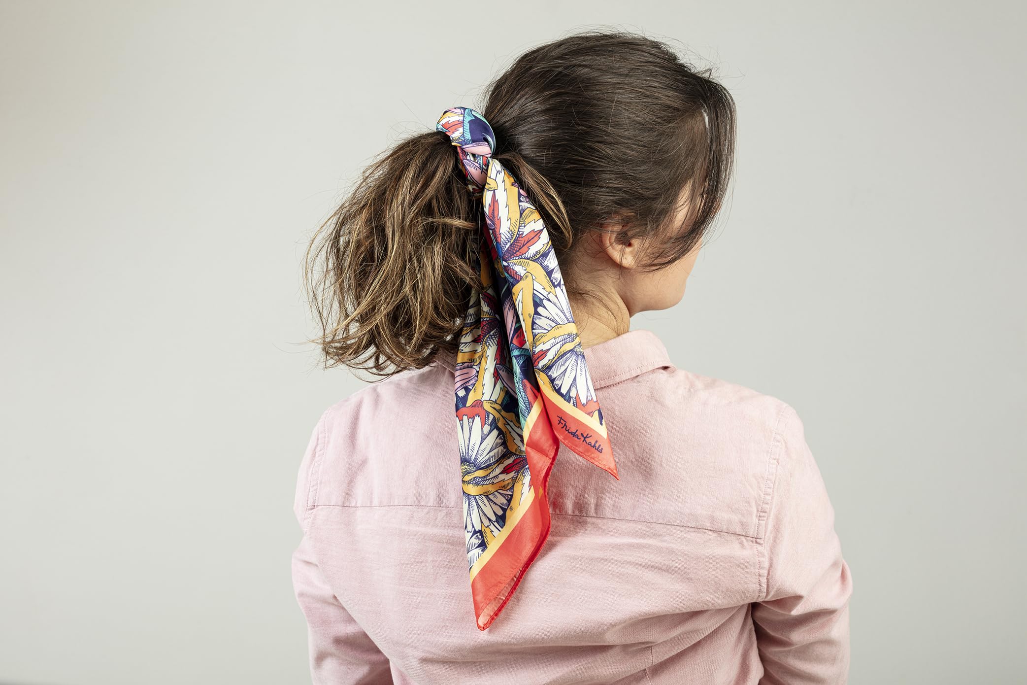 Clairefontaine - 116235C – Elegancka apaszka z kolorowym kwiatowym motywem Frida Kahlo – Artystyczny i modny dodatek – 100% satynowy poliester – 70 × 70 cm – Kolekcja Frida Kahlo