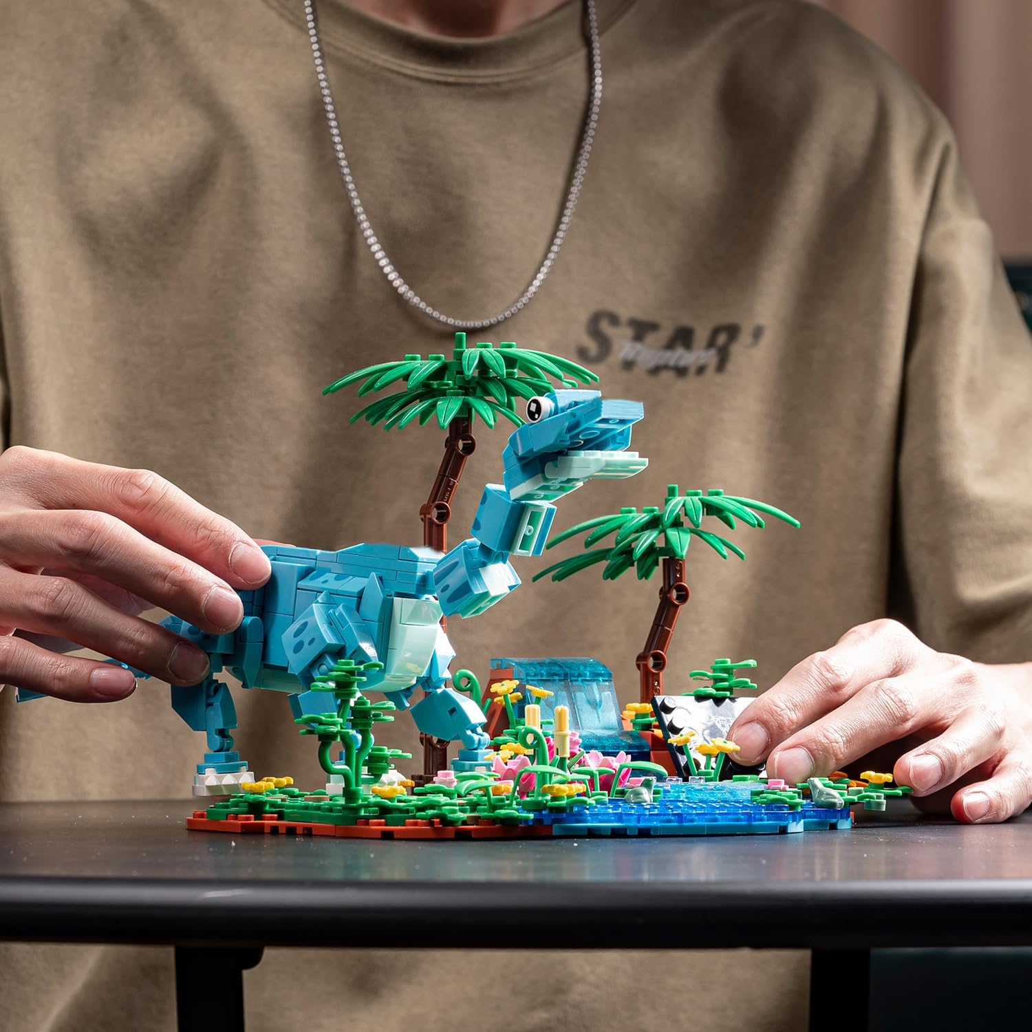UNCLE BRICK Dinosaur World Building Block Set,Brachiosaurus Dinosaur Park Sets for Boys and Girls 8-12,Brachiosauru Building Sets,Home or Office Décor Sets for Boys 8-14(559pcs)
