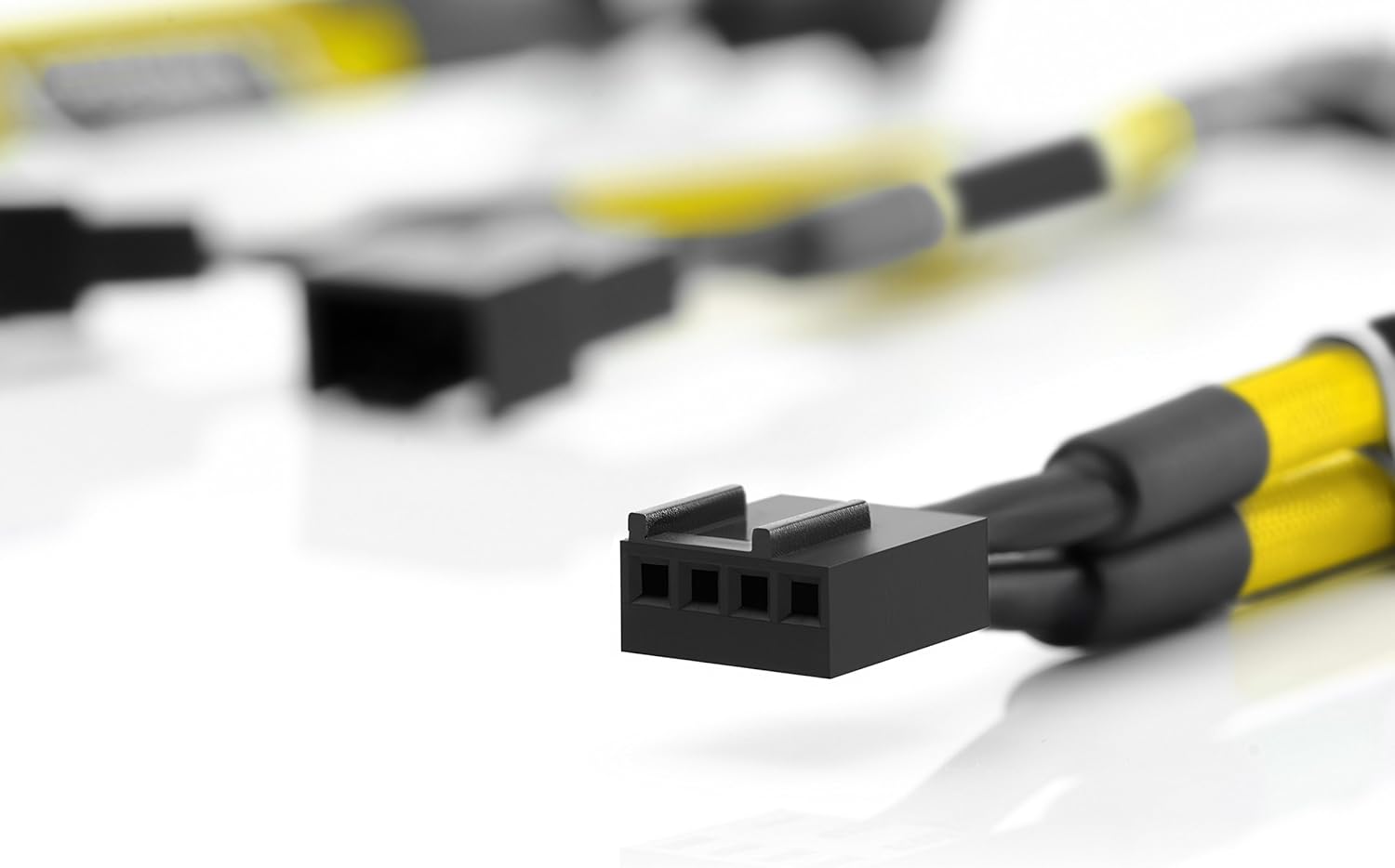 Noctua NA-SYC1 chromax.yellow, 4-Pin Y-Cables (Yellow), 4 Pin PWM - Image 3