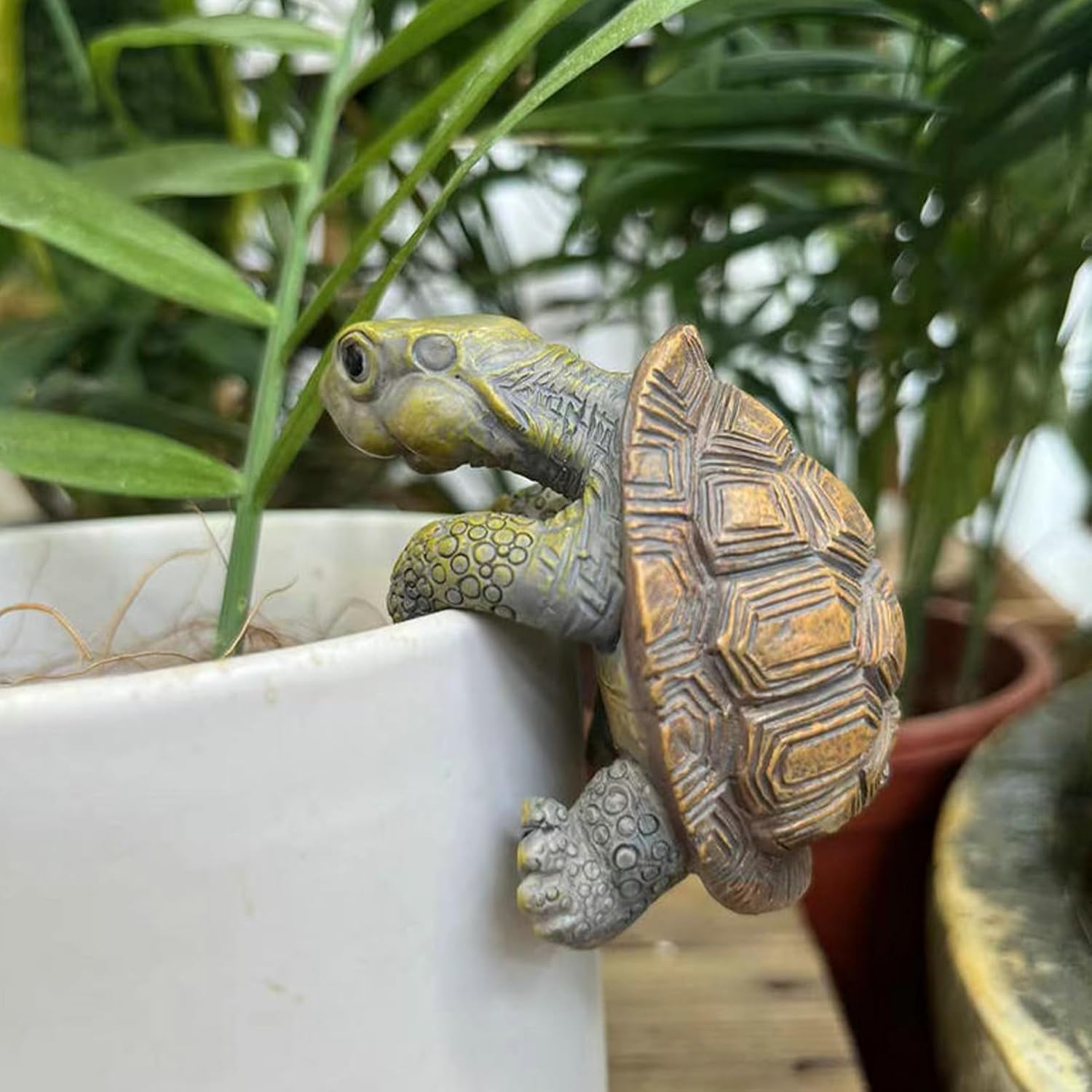 Cute Climbing Animal Flower Pot Huggers, Animal Figurines Plant Decorations for Pots, Resin Flower Pot Decorations, Fairy Garden Accessories, Fish Tank Planter Edge Craft Decor (Tortoise)