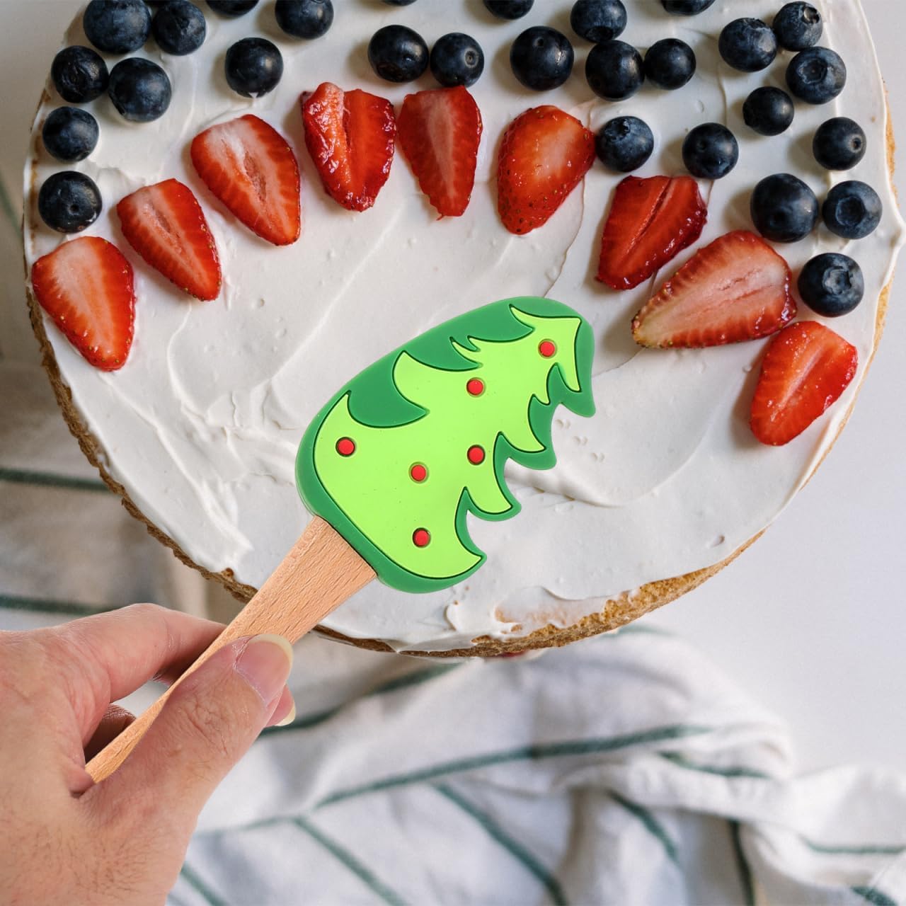 Hemoton Christmas Spatula with Wooden Handle Heat-Resistant Silicone Cake Scraper for Baking and Cooking Reusable Non-Stick Kitchen Utensil for Holiday Baking