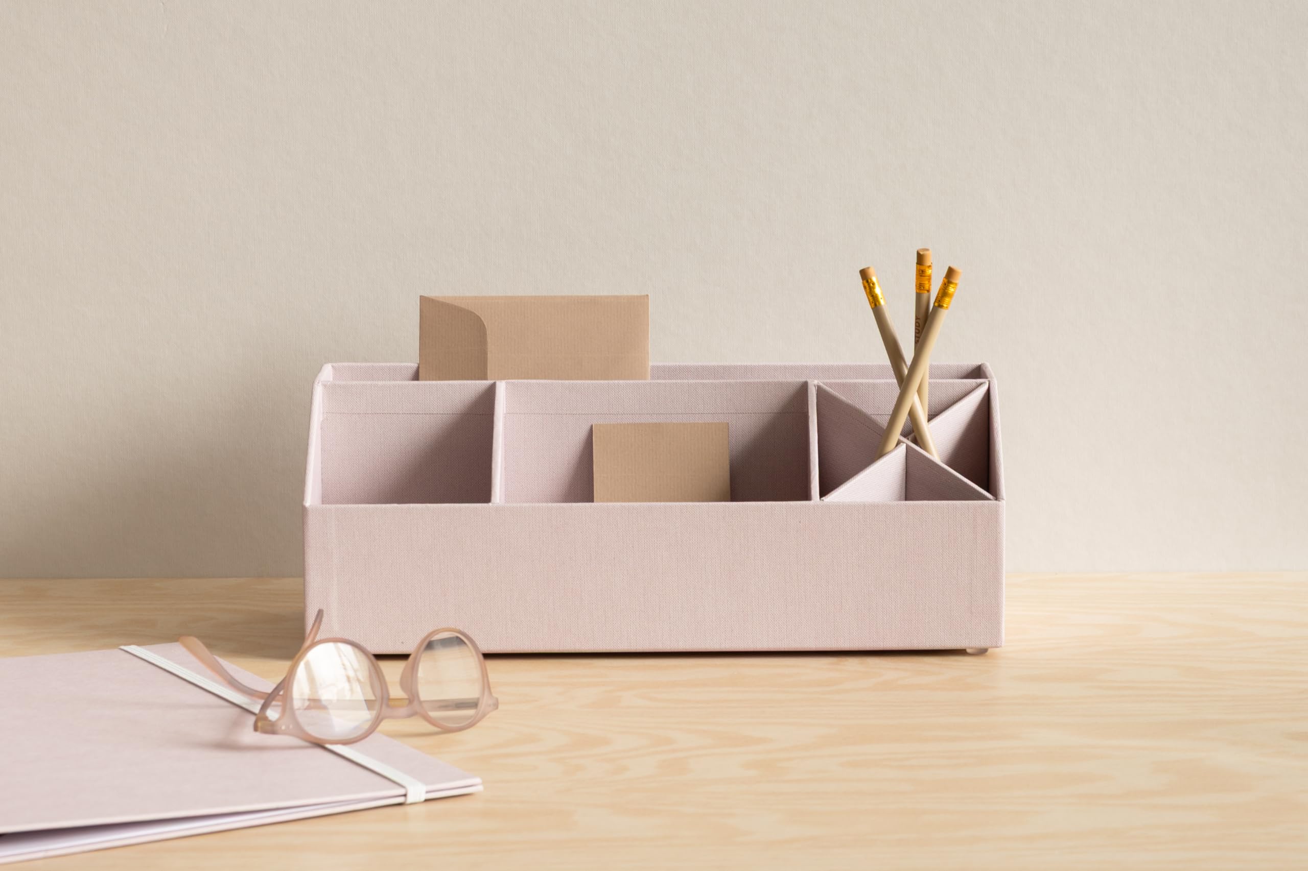 BIGSO ELISA Schreibtisch Organizer – Aufbewahrungsbox mit 4 Fächern – Schreibtischablage für Zettel, Büroklammern, Stifte & Kleinteile – Sortierkasten aus Faserplatte und Papier – rosa