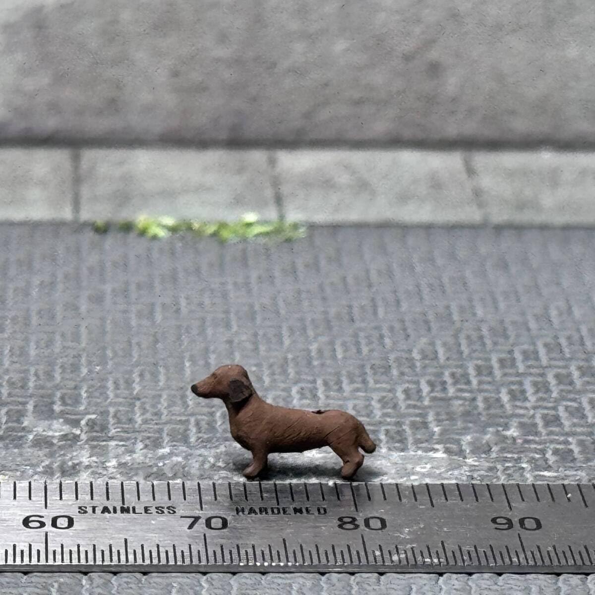 1/35 犬とお姉さん　フィギュア　ミニカーに　1/64より大　ミニチュア Amazon.co.jp: 1/64 スケール ダックスフント イヌ 犬 ペット