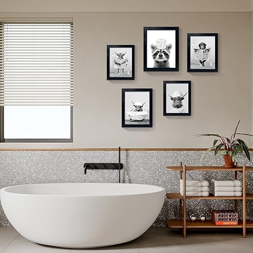 Miniatura 6 de Divertido arte de pared enmarcado de vaca Highland en bañera, lienzo blanco y negro de vaca en el baño, imagen de baño de granja, decoración de