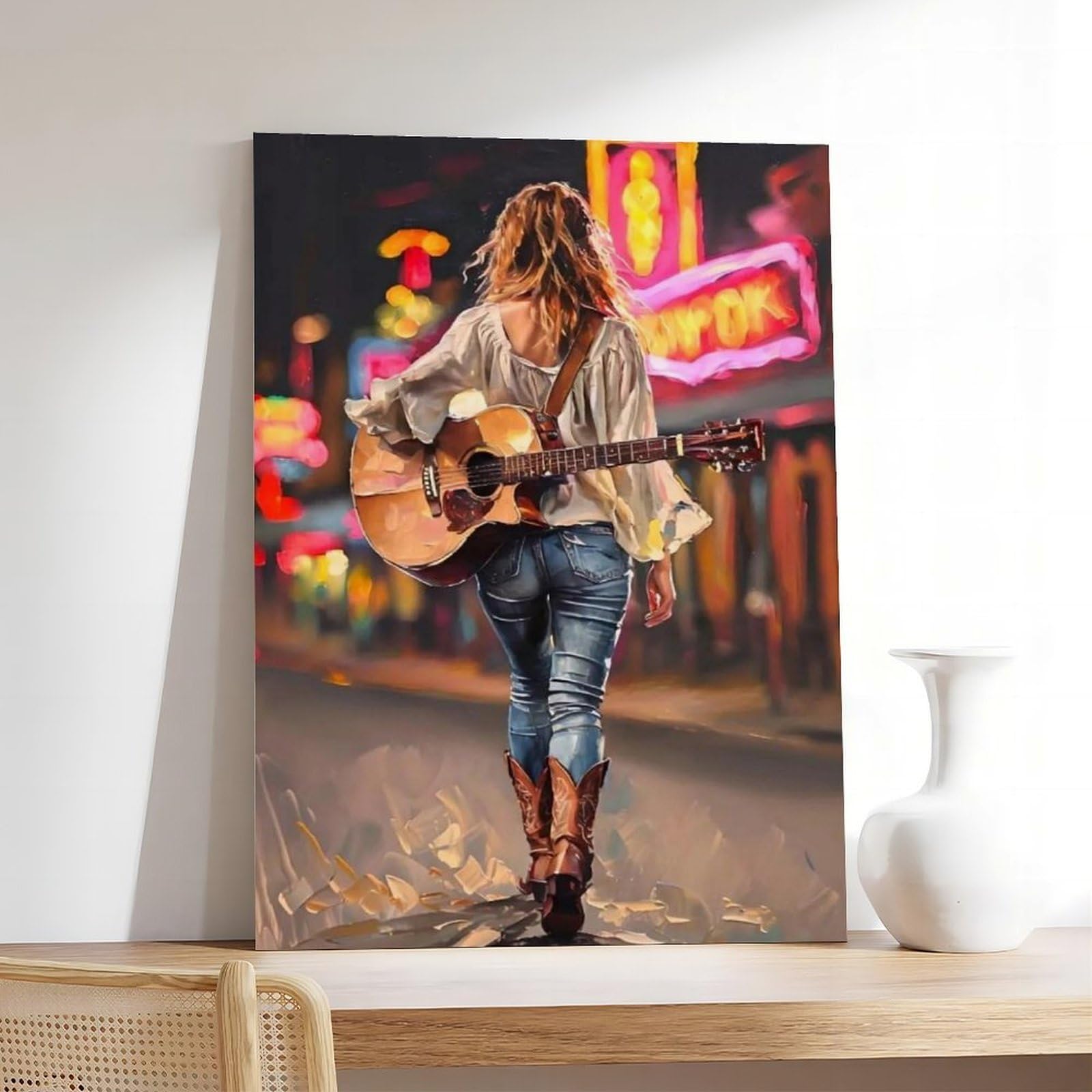 Poster su tela, motivo: una ragazza di musica country cammina per strada con la chitarra sulla schiena. Decorazione per camera da letto, ufficio, camera da letto, regalo, 60 x 90 cm