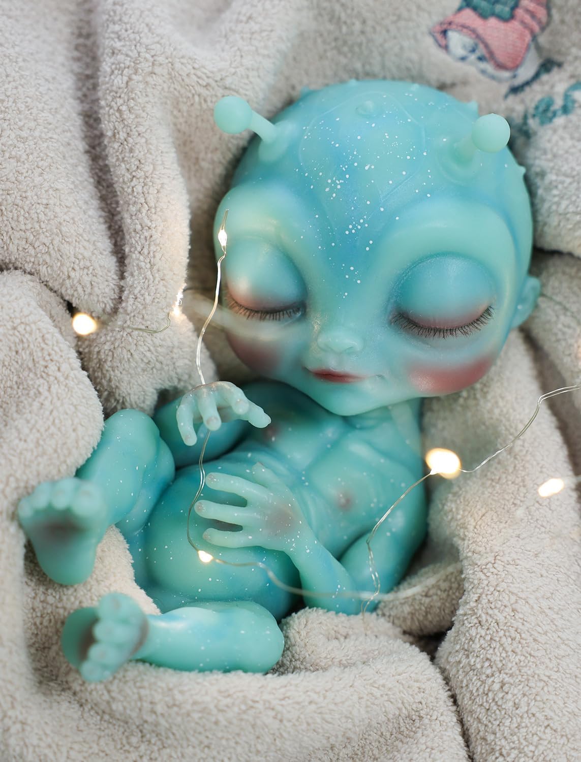 8" Mini Alien Baby Doll, Lifelike Full Body Real Platinum Silicone Hand-Painted Alien Art Collectible Dolls with Blanket & Pacifier, Gift Box, Ideal for Gifting, Display & Collection (Small)