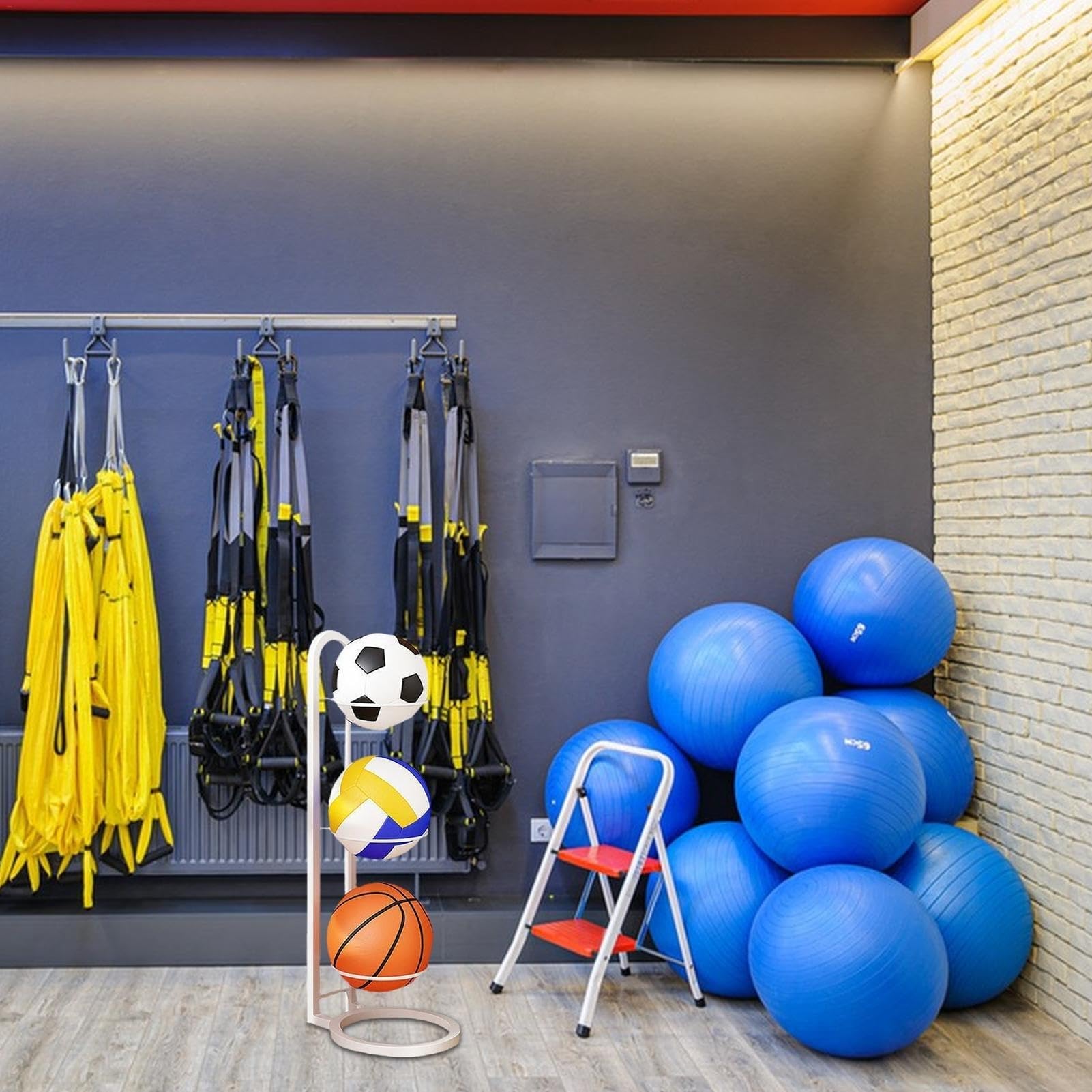 3-warstwowy biały stojak do przechowywania piłek do koszykówki i piłki nożnej do garażu i domu oszczędzający miejsce uchwyt na sprzęt sportowy i stylowy design.