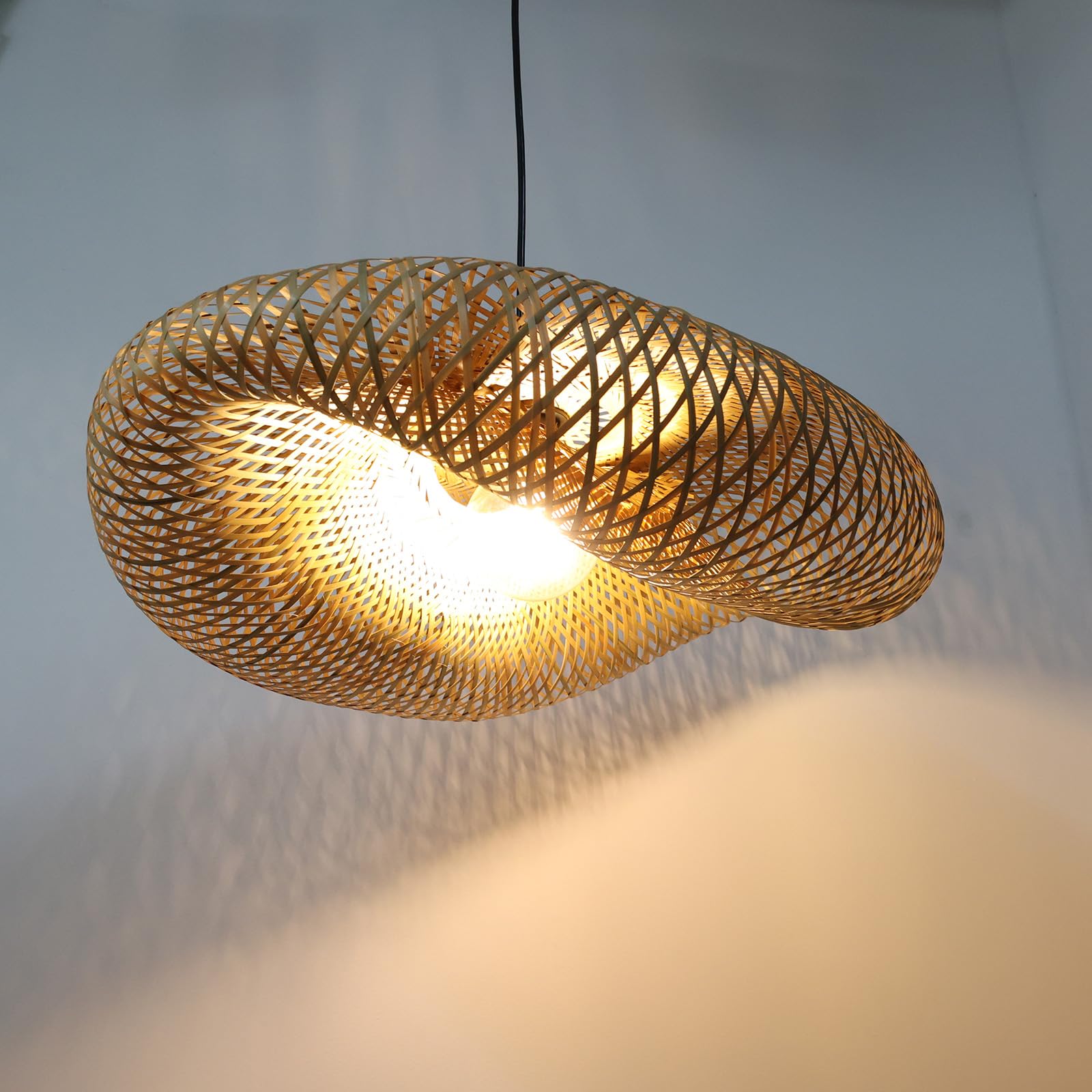 Alpinaluz Lámpara Colgante de Mimbre Natural ø600 mm - Diseño Artesanal con Pantalla Tejida a Mano, Portalámpara E27 de Madera y Cable Negro, para Salón, Comedor y Dormitorio
