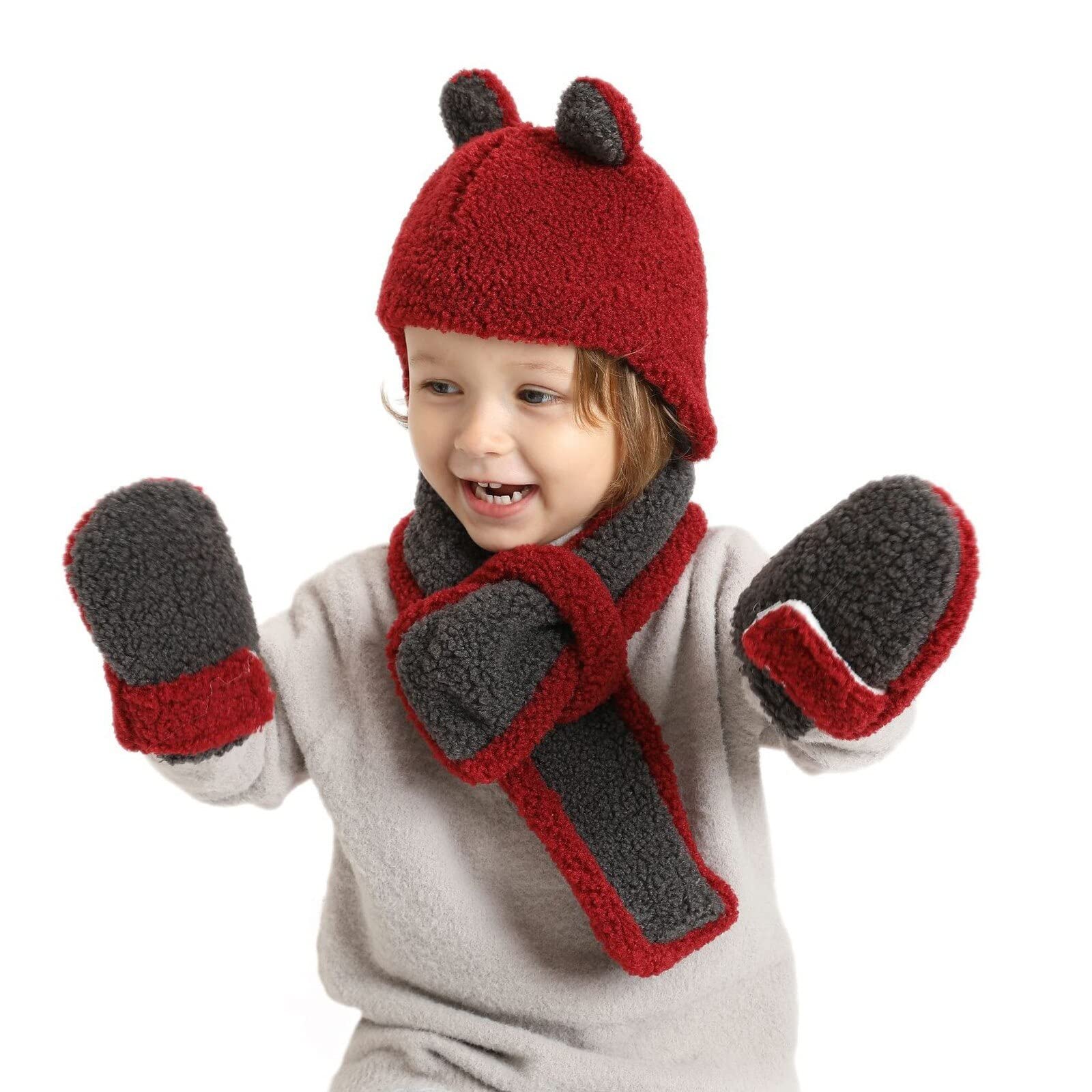 Conjunto de tres piezas de invierno para niños: gorro, guantes, bufanda y capucha.
