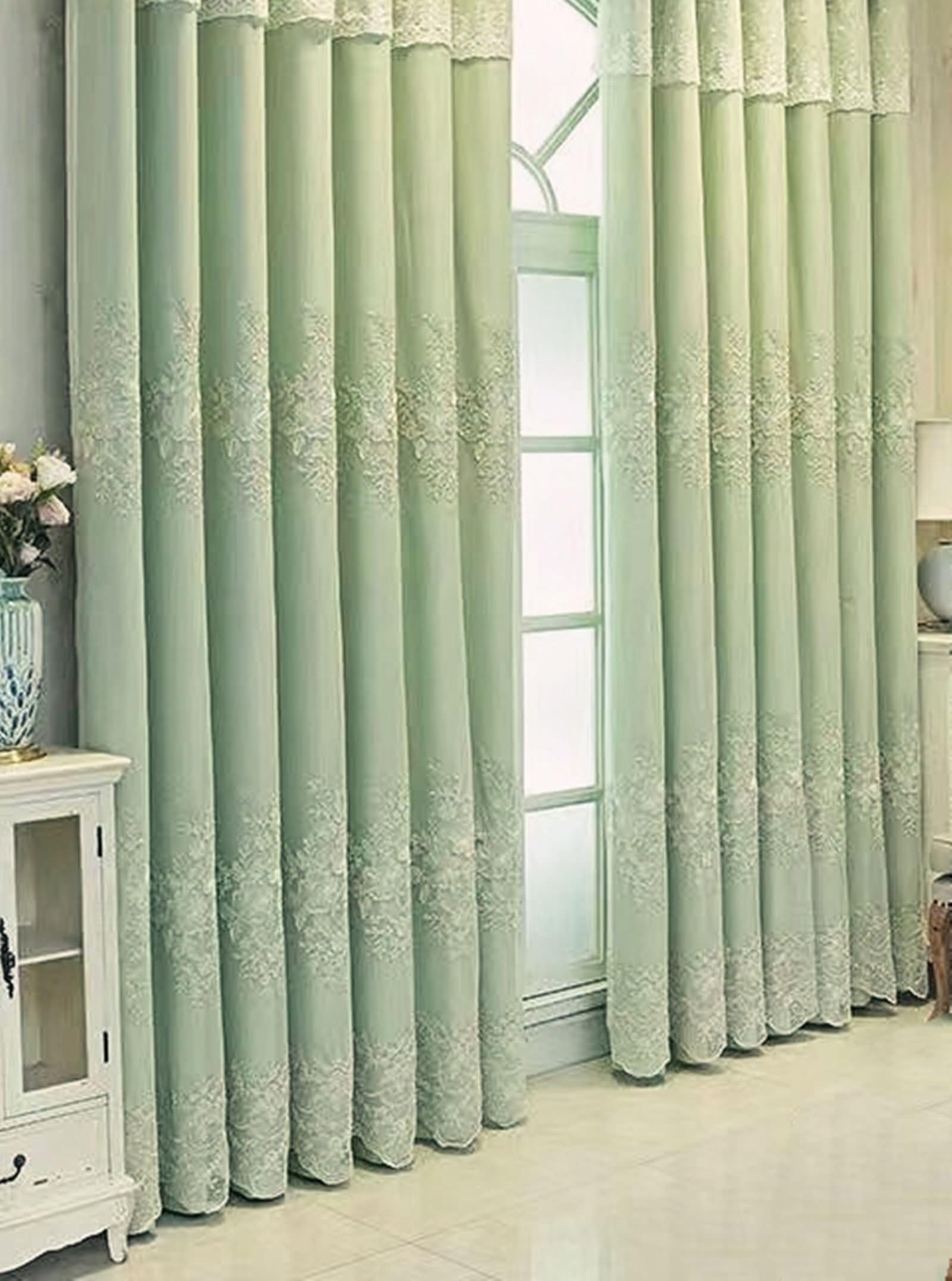 Rideaux salon occultants vert brodé pour créer un cocon de douceur