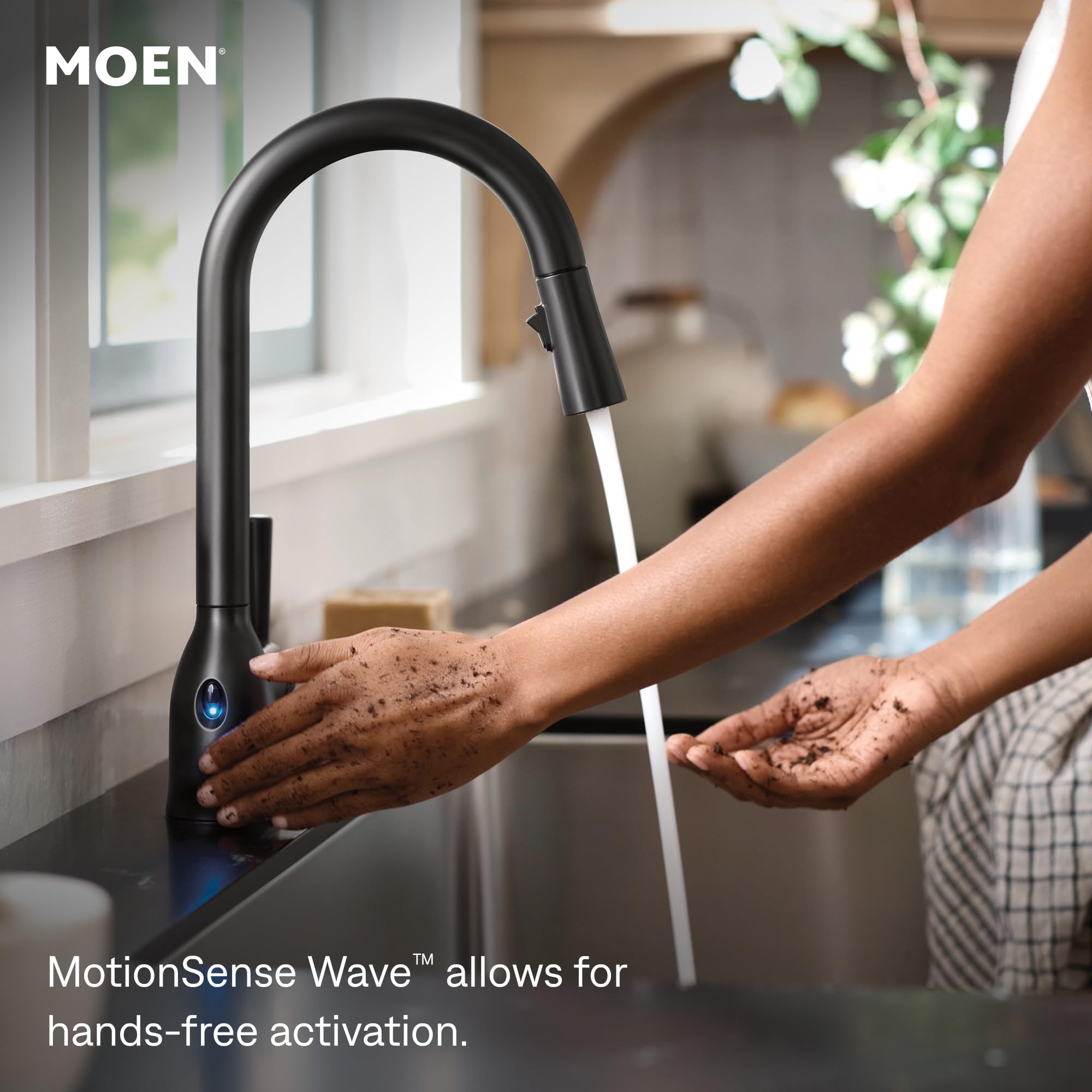 Moen 7864EWBL Robinet de cuisine moderne à une poignée avec capteur d'onde Motionsense élégant et sans contact, noir mat
