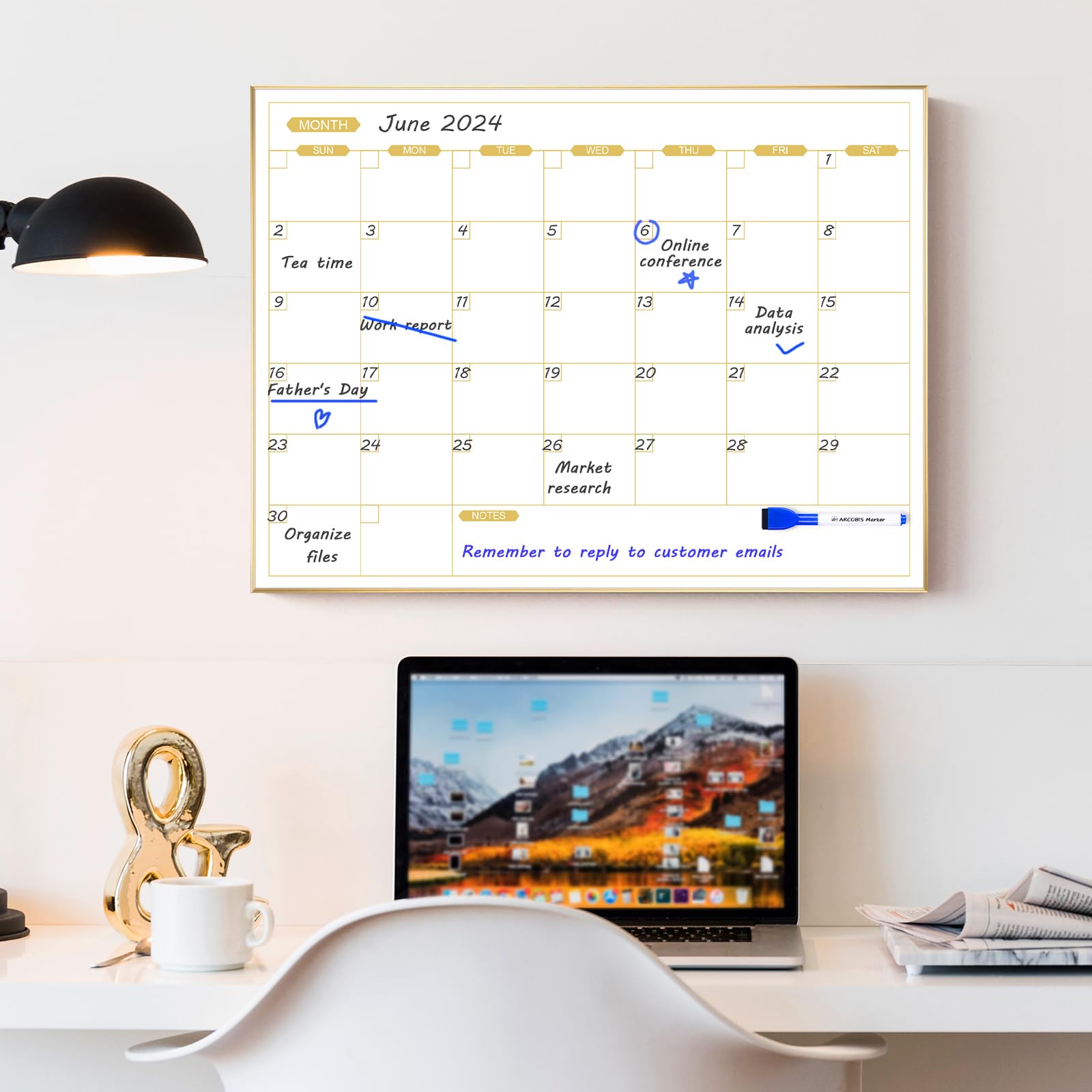 ARCOBIS Calendario mensual de pizarra blanca, calendario magnético de borrado en seco de 24 x 18 pulgadas con marco dorado, planificador colgante de pared para el hogar, oficina, escuela