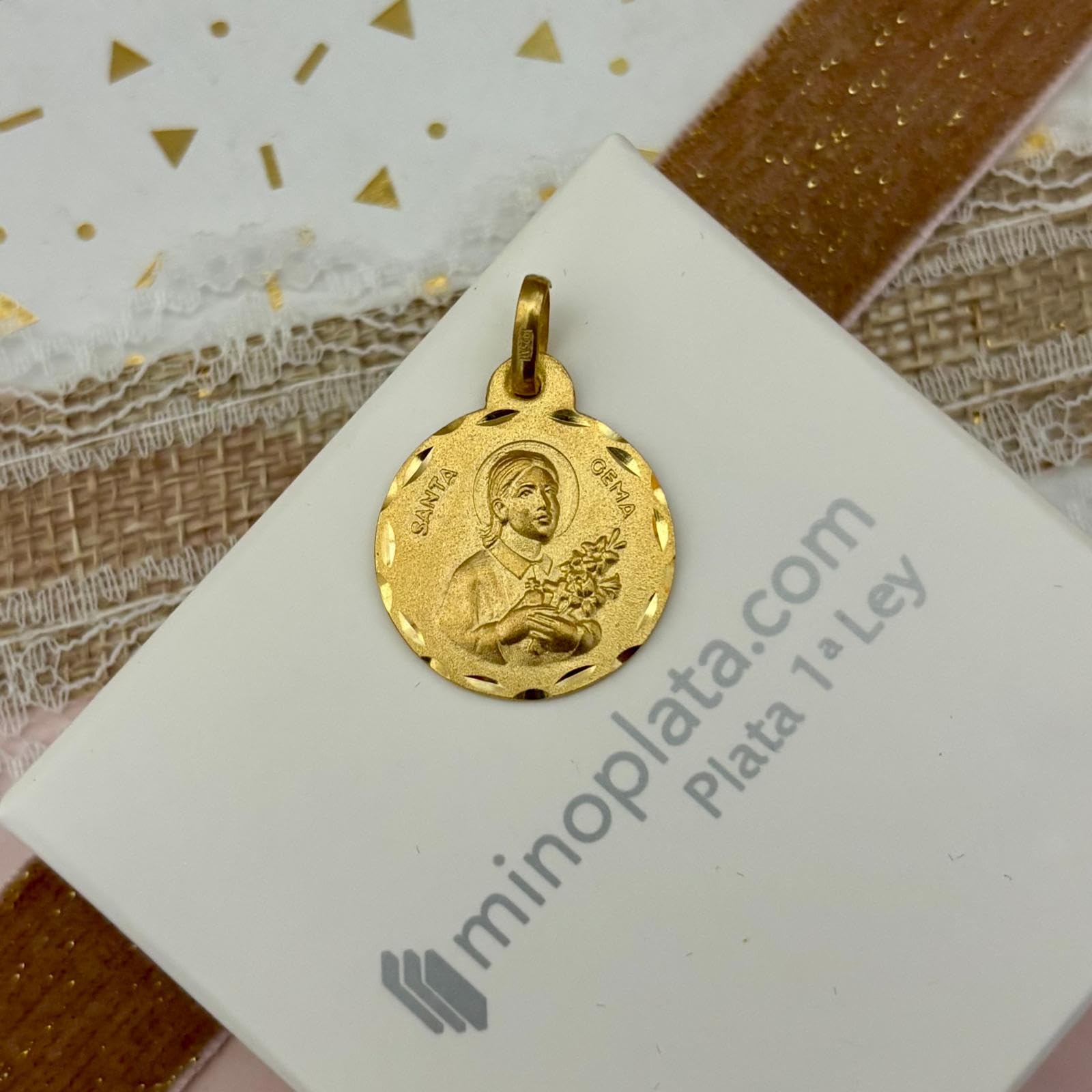 Medal Świętego Klejnotu, srebro wysokiej próby 925, pozłacane, okrągłe 19 mm, religijny wzór z tłoczeniem, z pudełkiem upominkowym