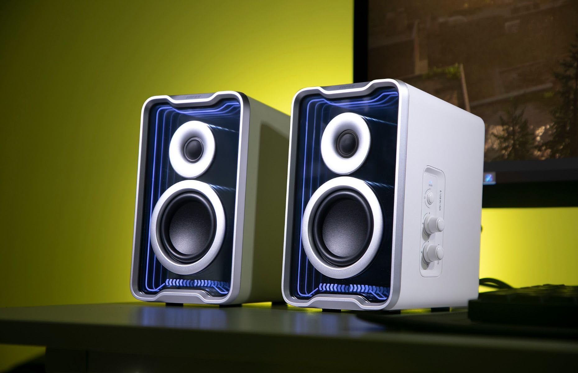 Edifier QR30 Altoparlanti desktop attivi con Bluetooth V5.4, effetti luminosi dinamici. 30 Watt RMS - Bianco